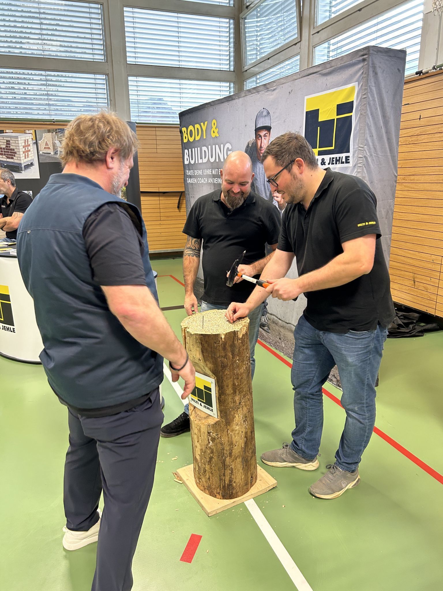 Valentin Sottopietra bewies sein Talent am Nagelstock.