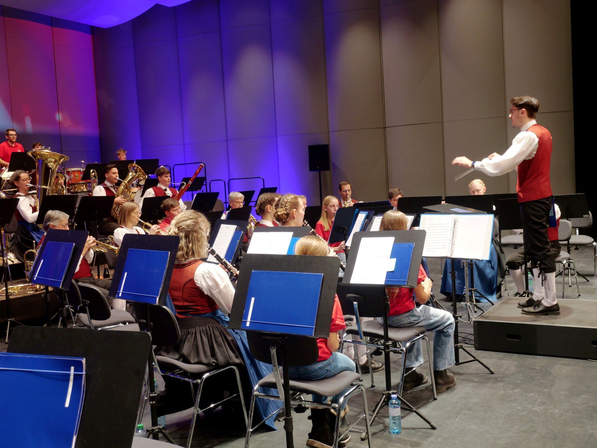 Mitreißender Auftakt: Die Jungmusik Gisingen eröffnet den Konzertabend schwungvoll mit „Ghost Riders in the Sky“.