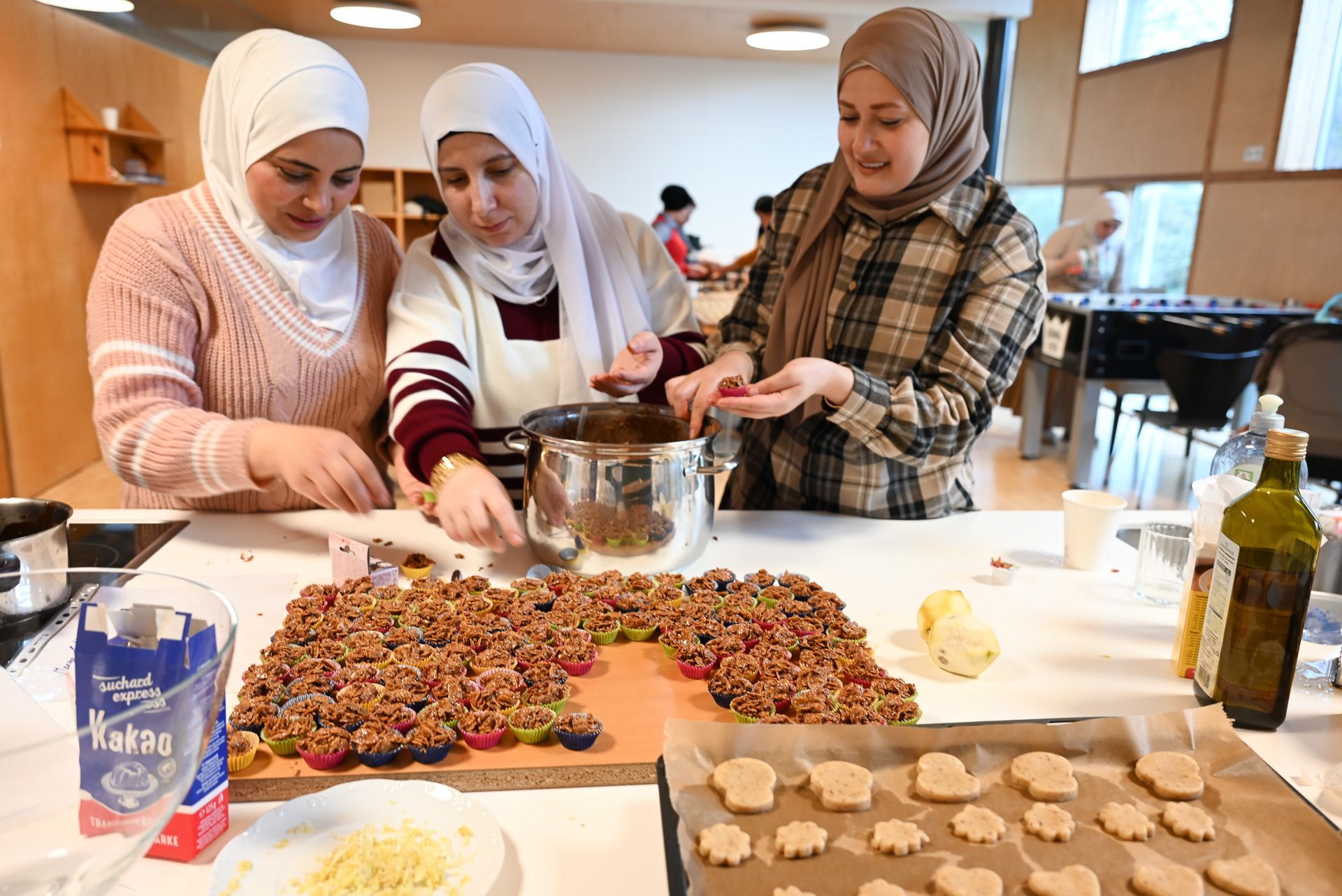 Zusammen macht alles noch mehr Spaß: Gemeinsam wurden von den Frauen in der Hannes-Grabher-Siedlung Kekse gebacken.