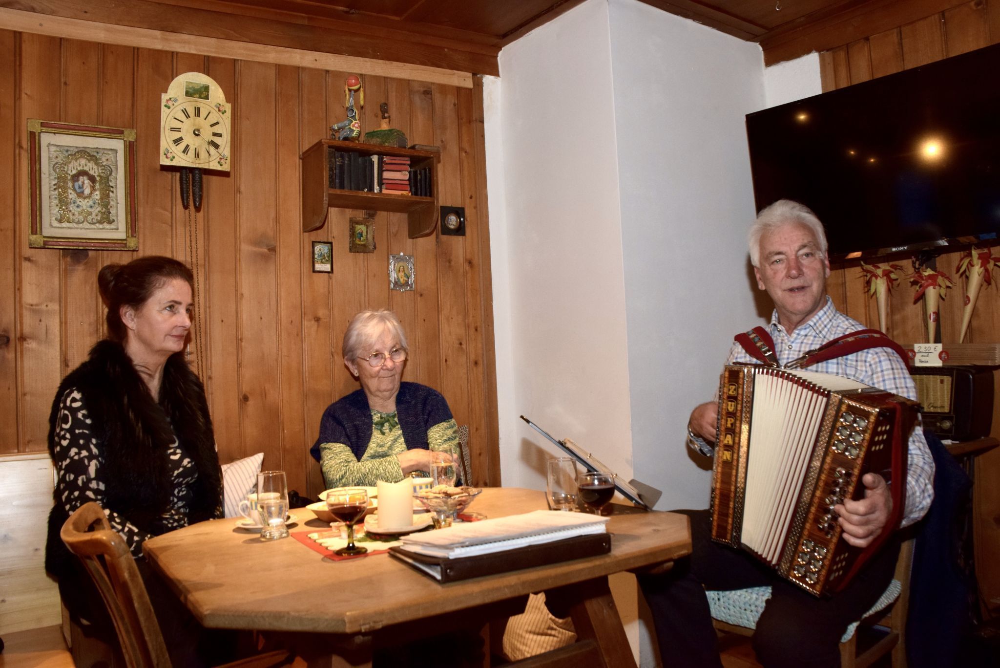 Franz Saler, hier mit Gattin Anita und Schwiegermutter Isolde Mosbacher am Tisch, begleitete die Adventfeier im Montafoner Bergbaumuseum musikalisch mit der Ziehharmonika.