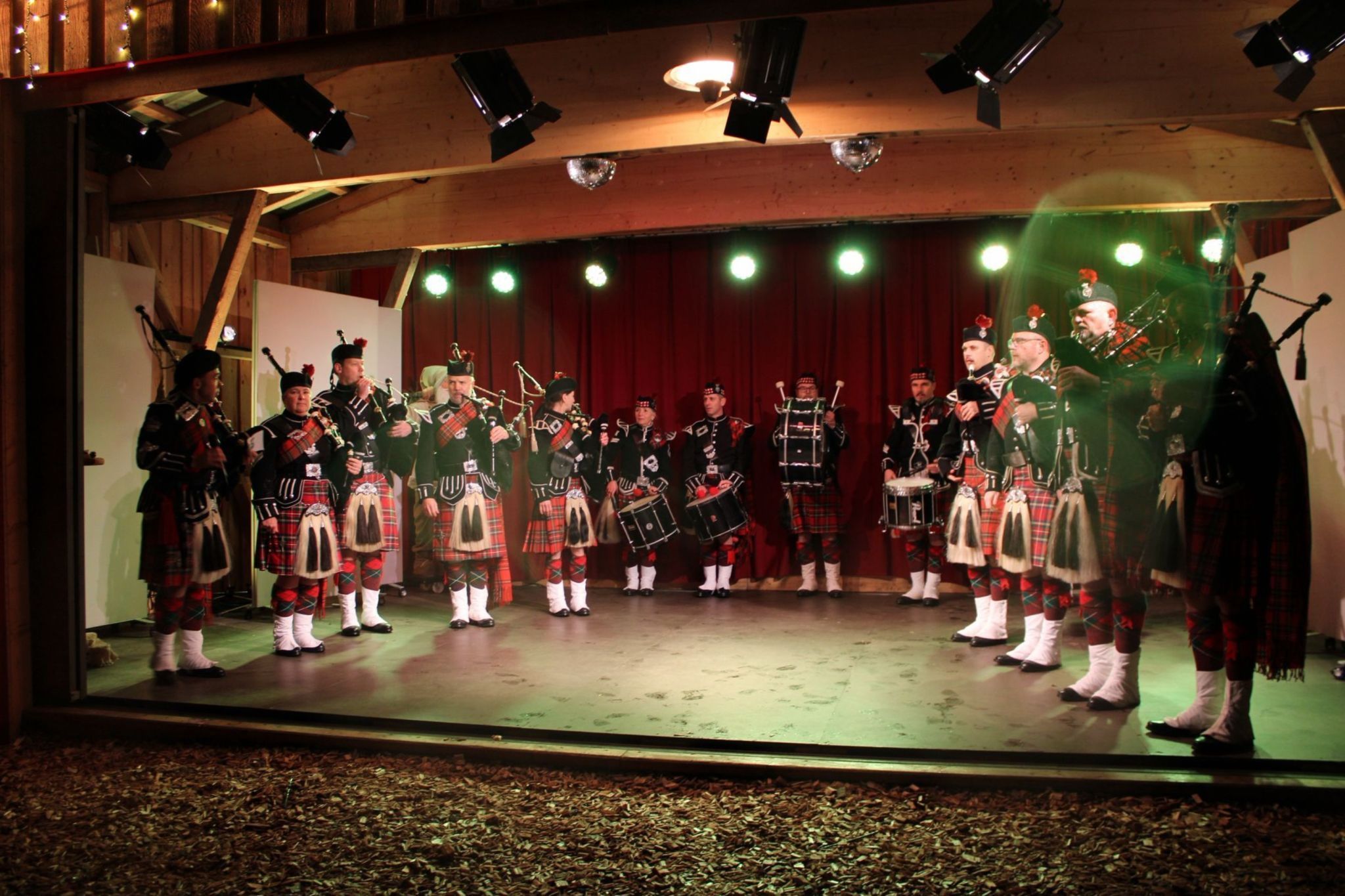 Dudelsackklänge und das eindringliche „Pa ram pam pam pam . . .“ aus dem Little Drummerboy passen perfekt zur Hafenweihnacht auf der Insel.