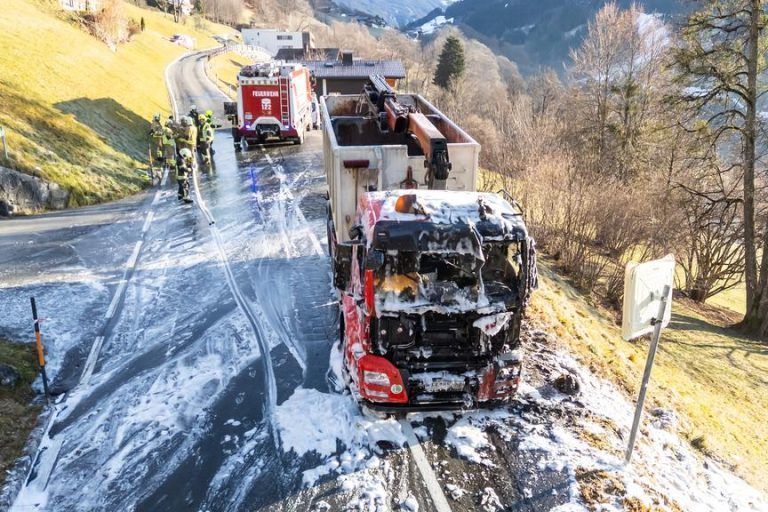 Lkw fing Feuer, Fahrer erlitt einen Schock