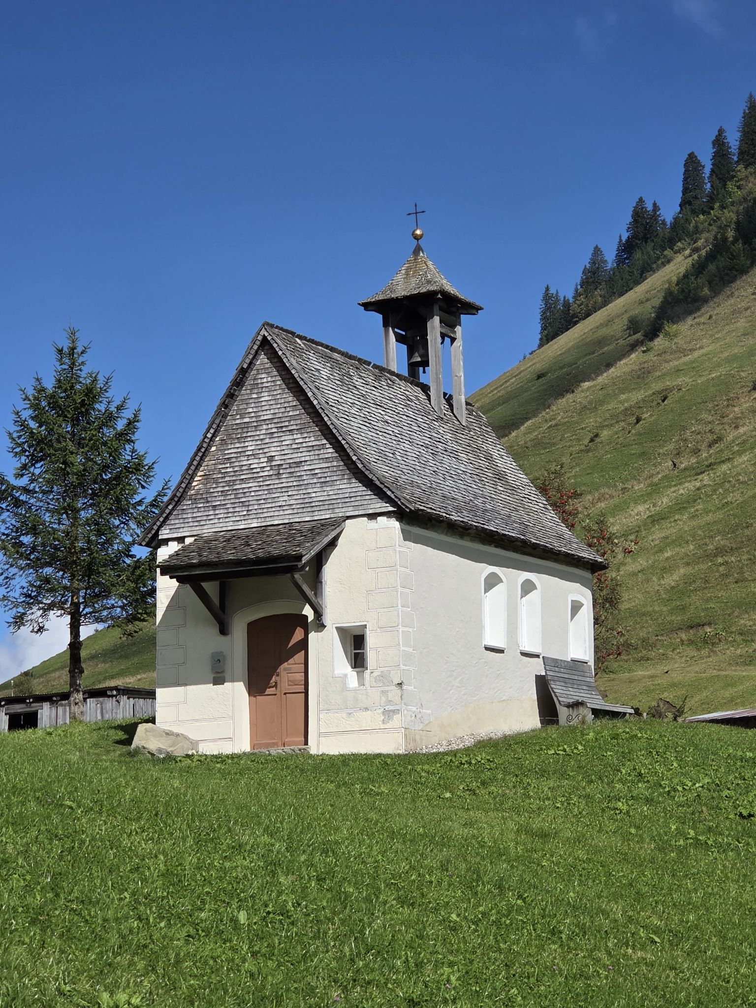 Die Annakapelle auf Faschina, letztmals um 2000 renoviert (Foto OS)