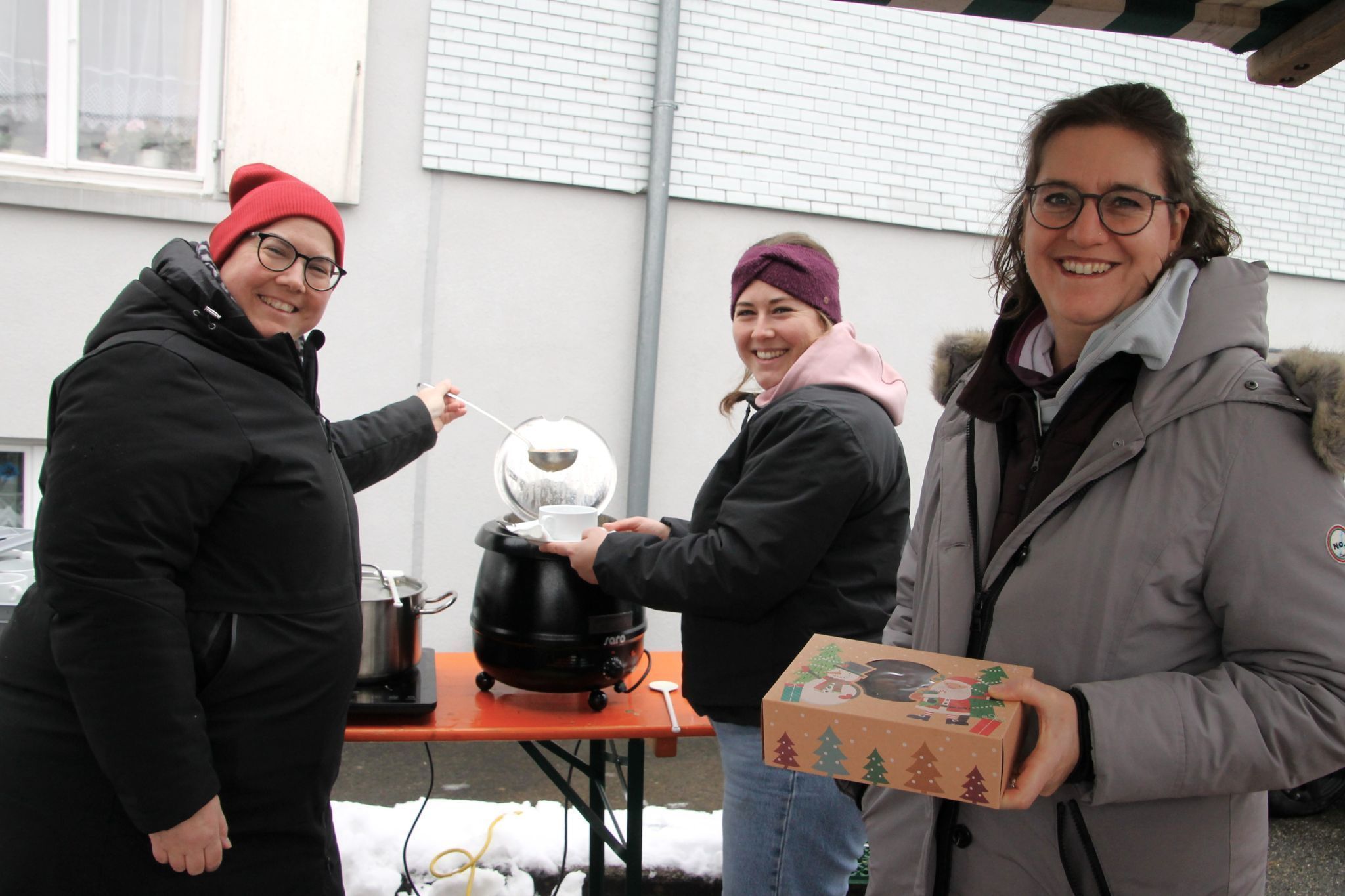 Suppenlöffel statt Instrument: Der Musikverein offerierte die Marktsuppe samt feinen Leckereien