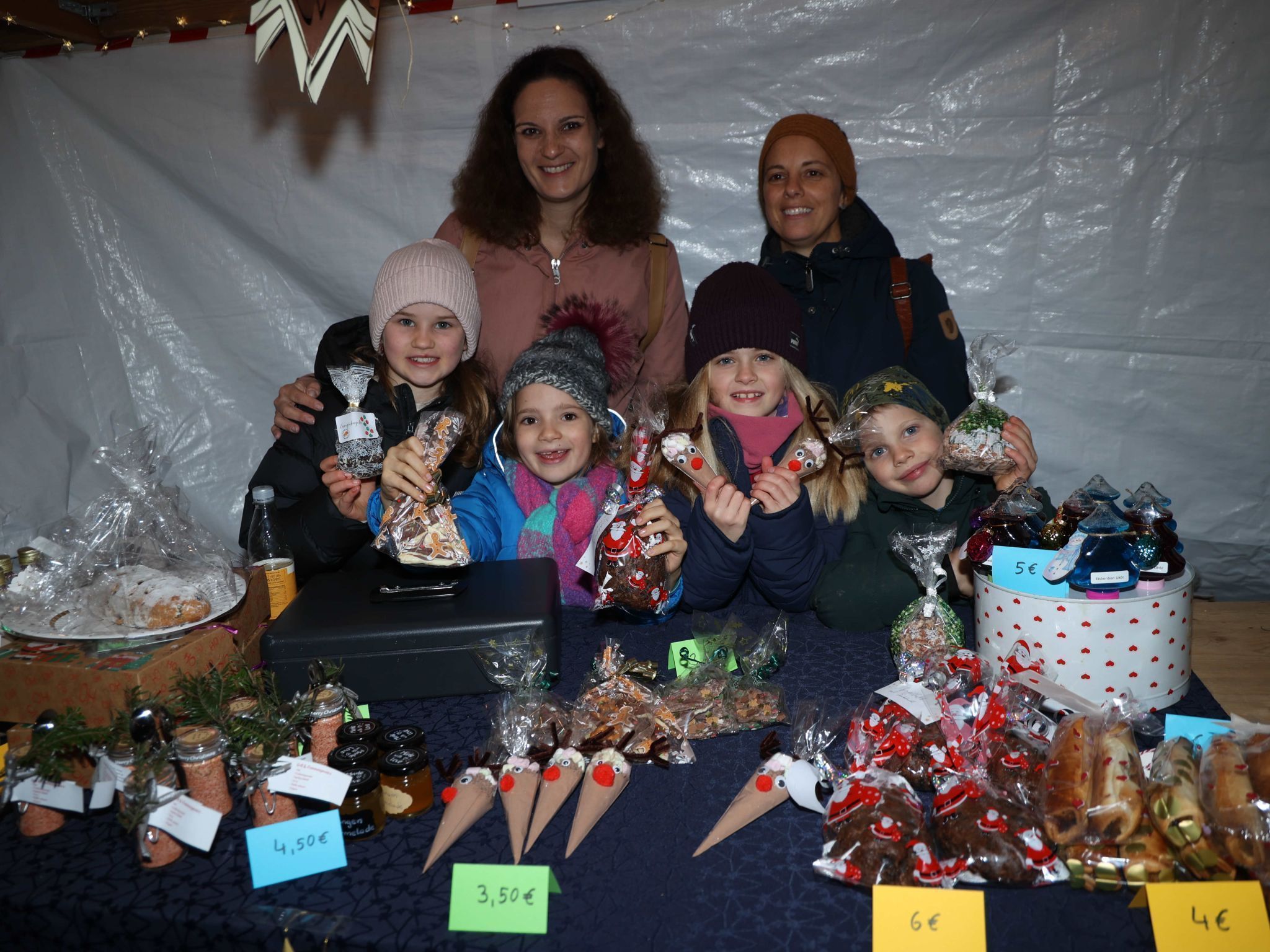 Thea, Laura-Rosa, Mona und Max mit Anja Bitsche und einer weiteren Dame vom Elternverein.