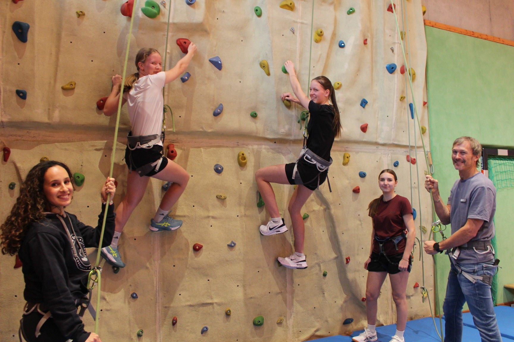 Im Sportunterricht können sich Schülerinnen und Schüler u. a. von Isabella Fleisch-Collini und Rainer Kempf auch im Klettern ausbilden lassen, nachdem die Sporthalle mit einer entsprechenden Kletterwand ausgestattet wurde.