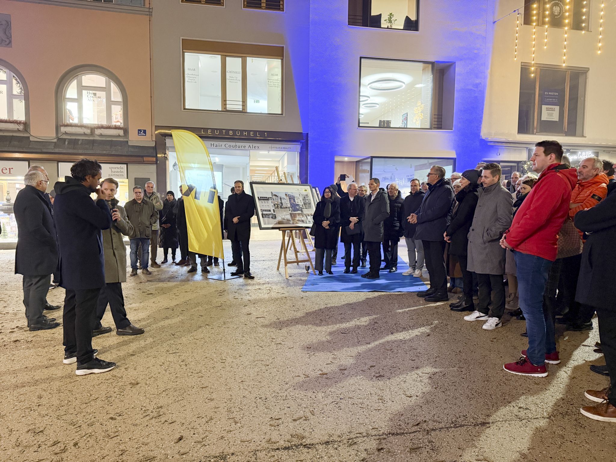 Begrüßt wurden die Gäste vor dem neu gestalteten Gebäude