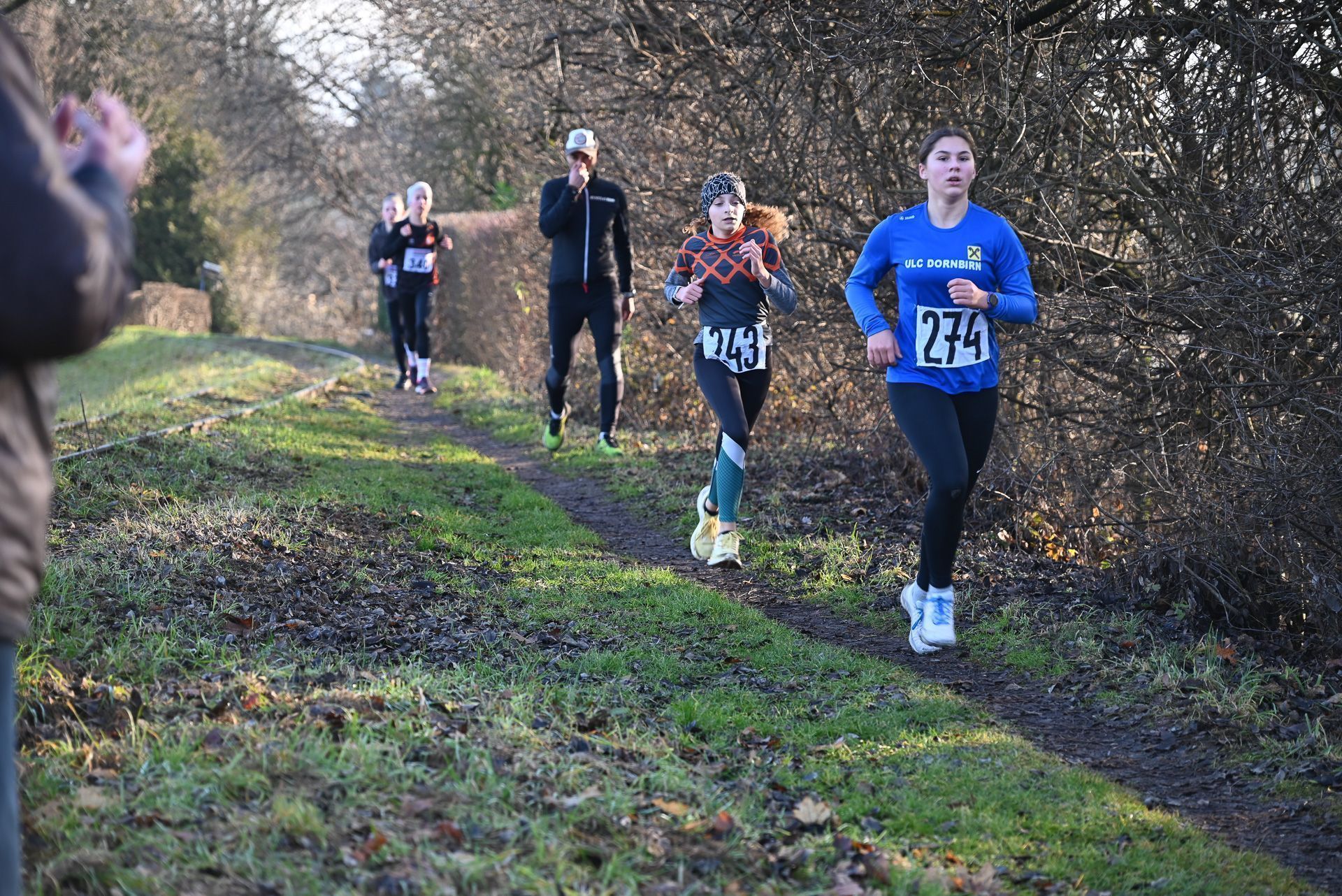 Vor dem Ziel werden die Läufer kräftig angefeuert.