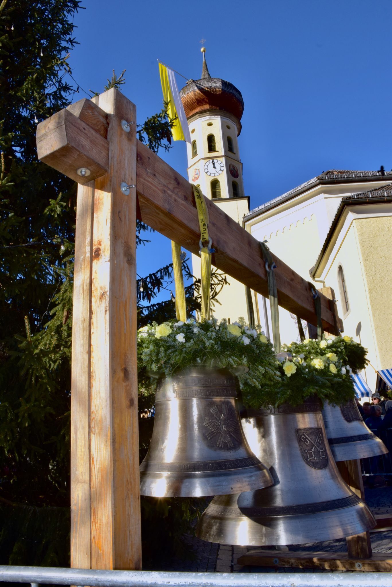Das Schrunser Gotteshaus mit einem Teil seiner sechs neuen Glocken.