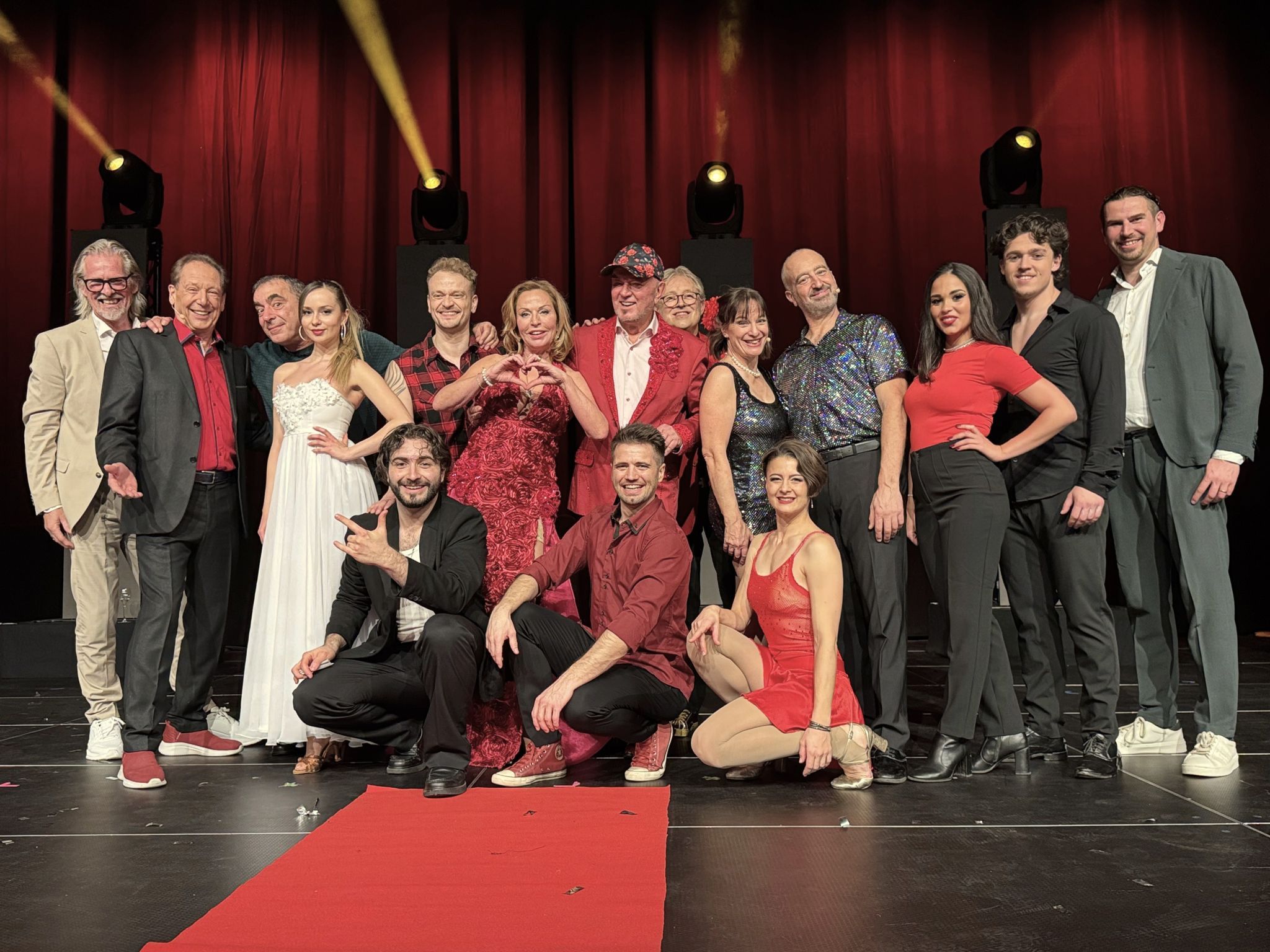 Gastgeber Cartin und Heinz Wendel mit Sammy Tavalis, Lukas Buttazoni und Reiner Krohnfoth sowie den Künstlern beim großen Finale.