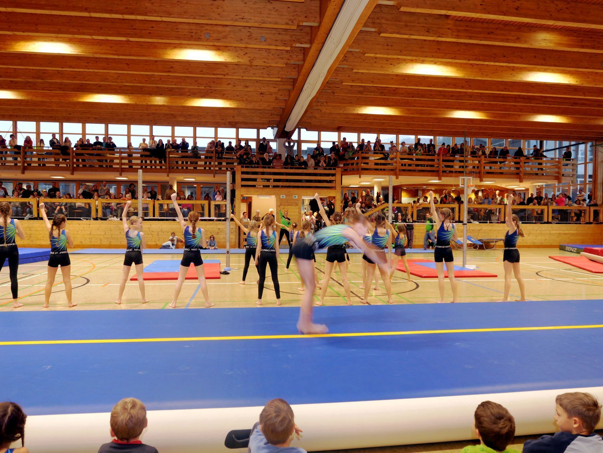 Mit einer eindrucksvollen Gala begeisterten die jungen Turnerinnen das Publikum im Turnsaal.