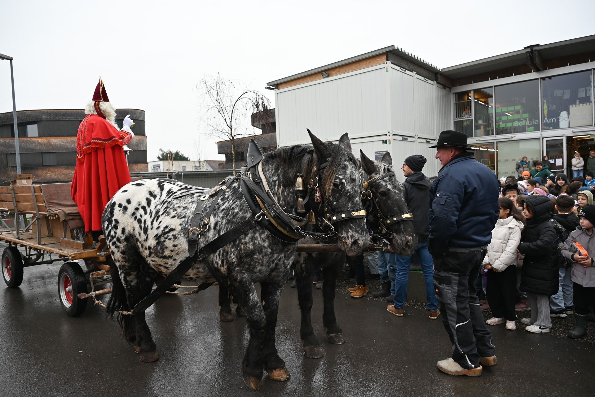 Der Nikolaus sprach von der Kutsche zu den Kindern und hatte neben lieben Worten auch leckere Brotdättis mitgebracht, die vom Elternverein gesponsort wurden.