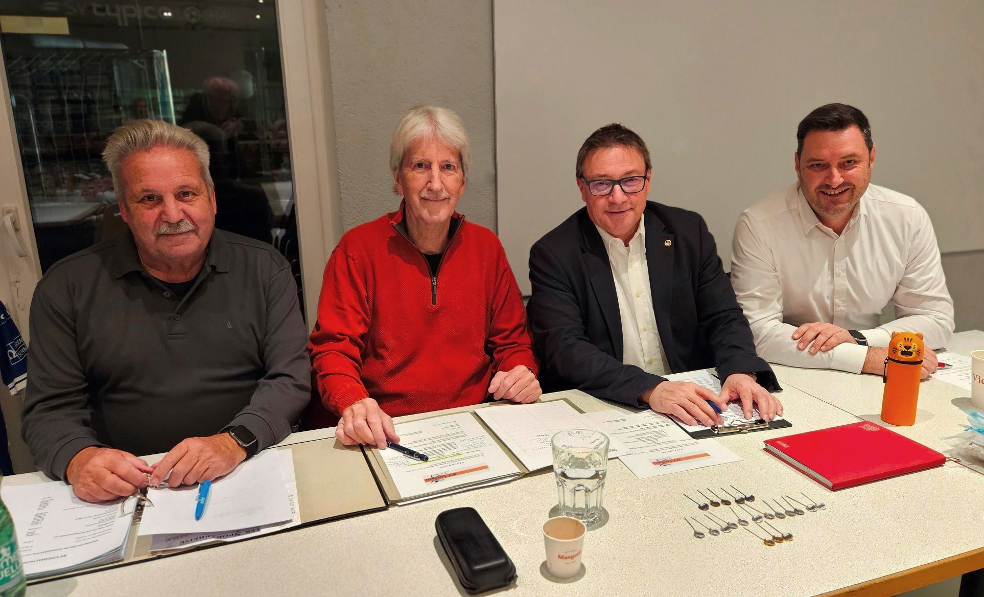 Vorstand am Podium: Kassier Norbert Fontanari, Schriftführer und 2. Stellvertreter Manfred Obexer, Obmann Christoph Schmid und 1. Stellvertreter Stefan Pienz.