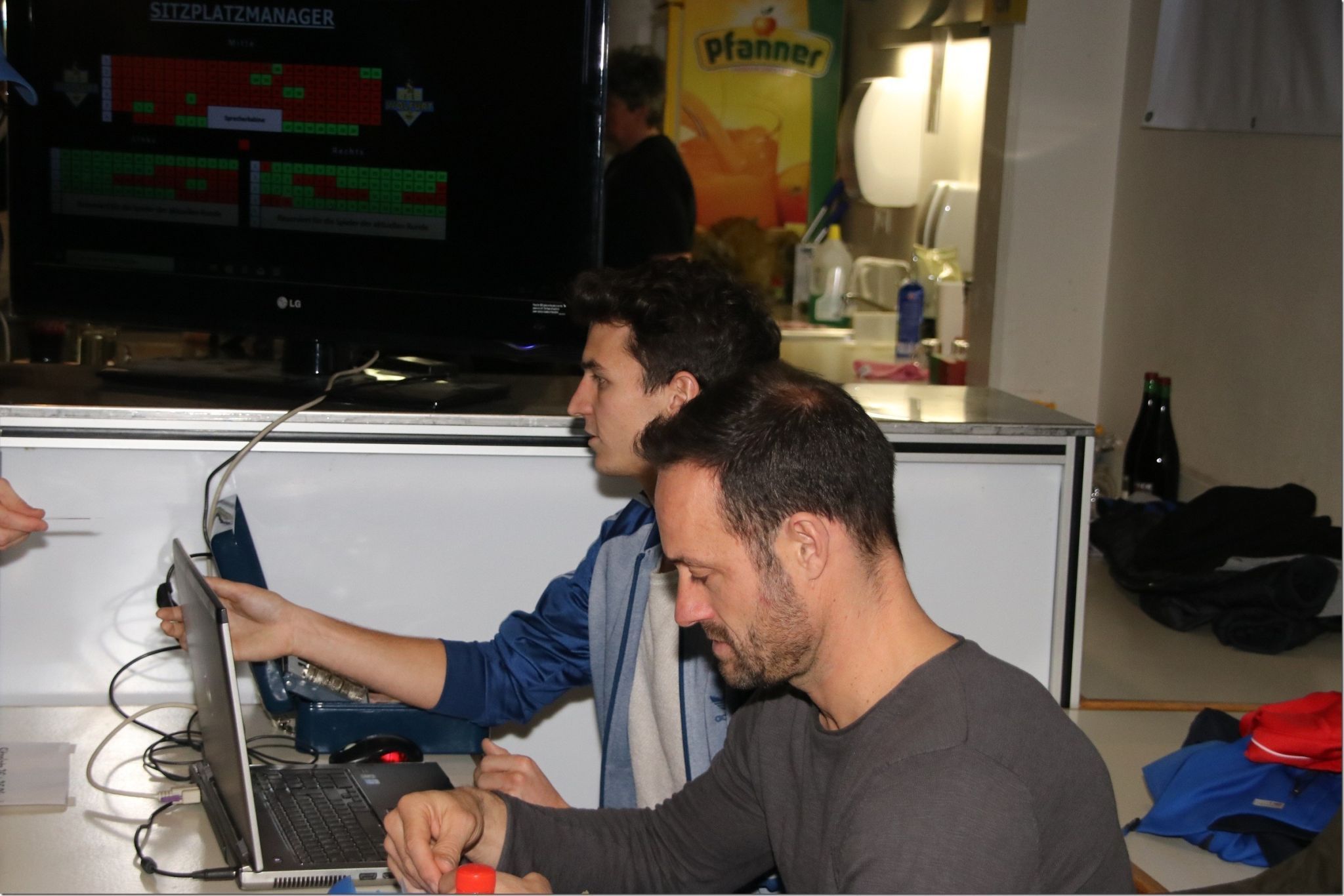 Vor jeder Gruppe kann man eine Sitzplatzkarte erwerben.