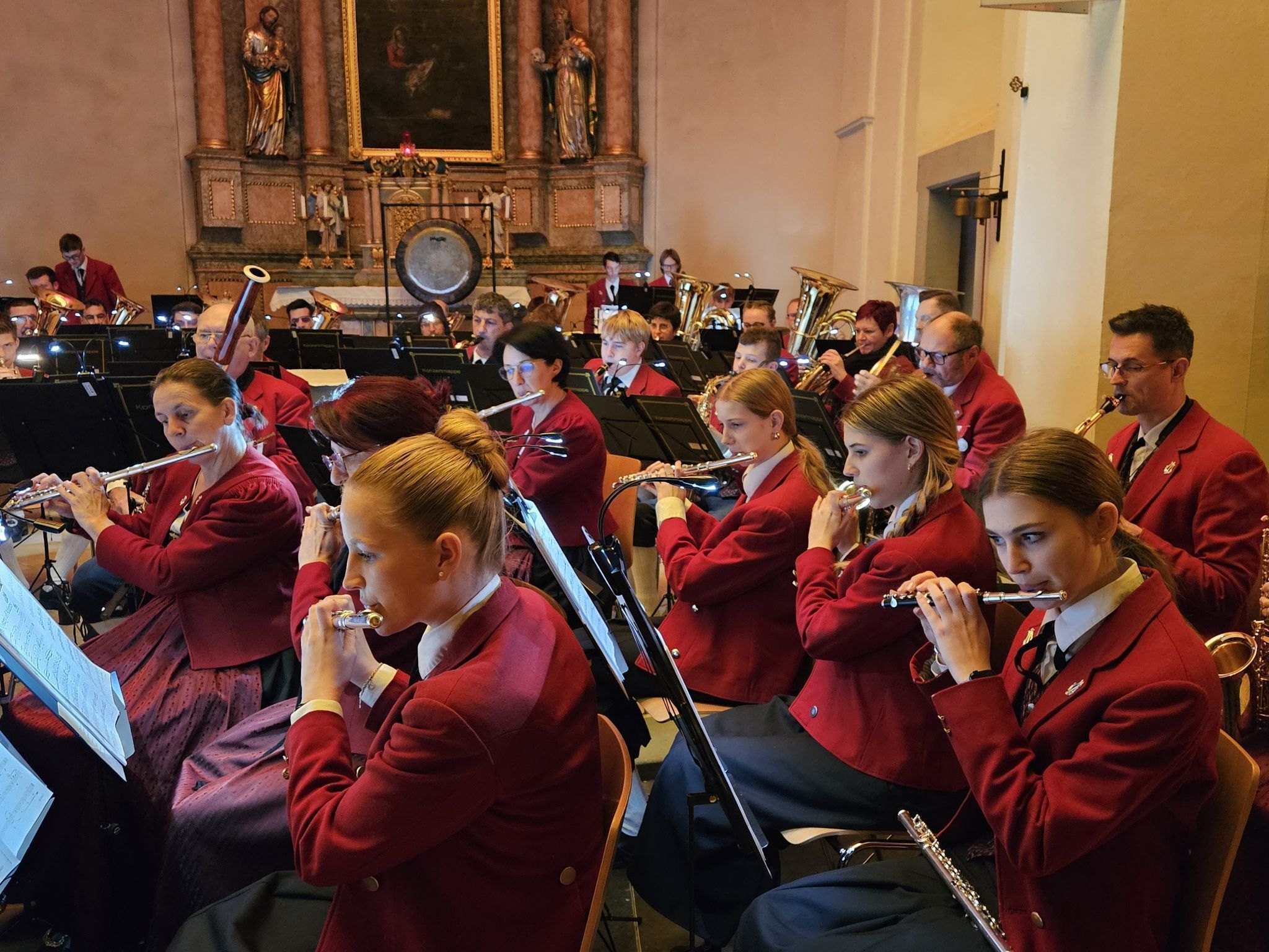 Mit einem abwechslungsreichen Programm nahm Kapellmeister Rafael Ohmayer die Konzertbesucher mit auf eine inspirierende Reise mit Musik, die uns Mut und Hoffnung macht.