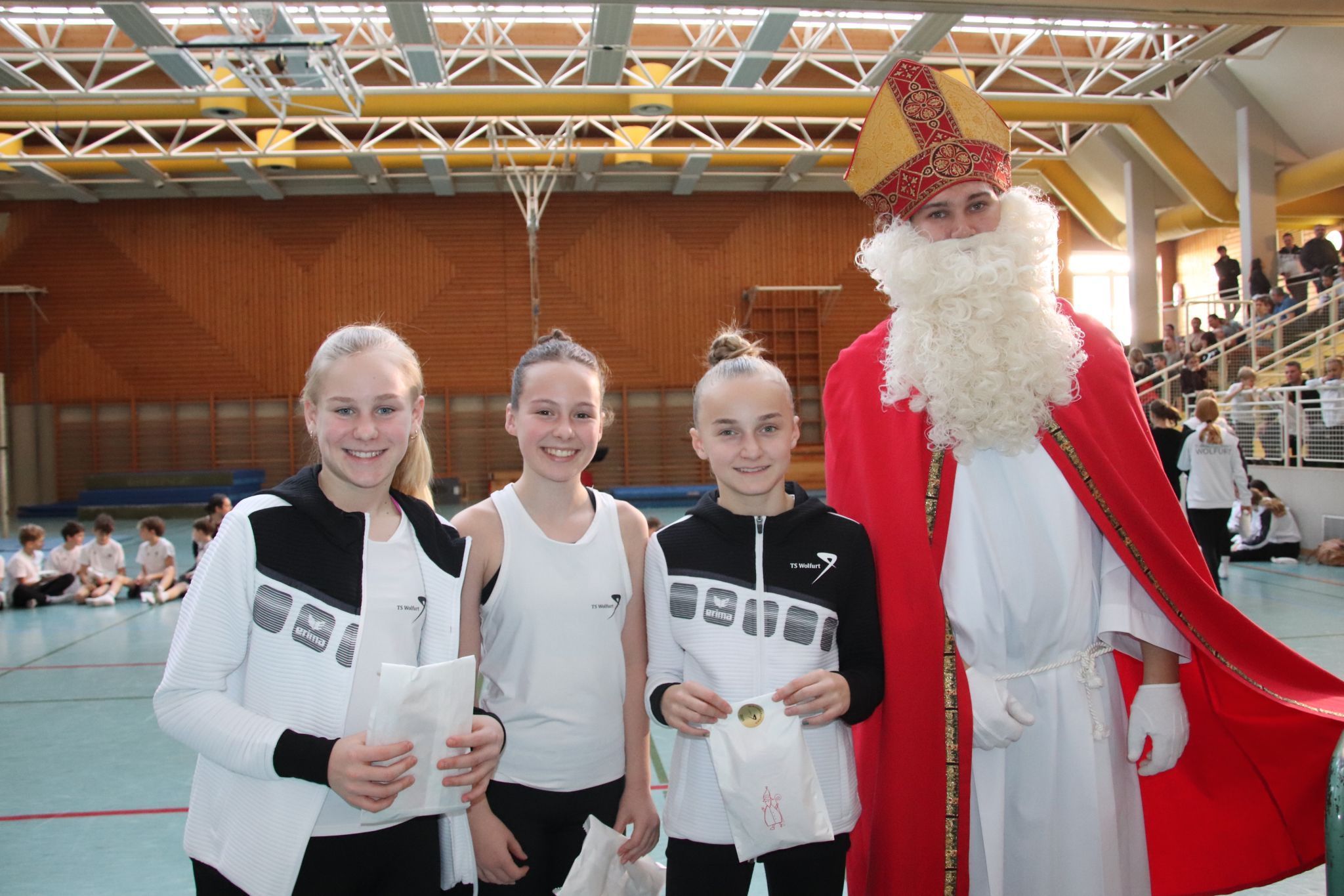 Auch Florentina, Viki und Anna freuten sich über den Besuch des Hl. Nikolaus. (Foto: NAM)