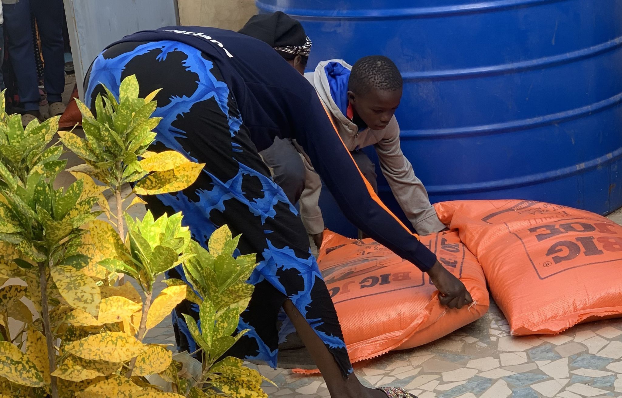 Helfer verteilten die Pakete an die wartenden Familien.