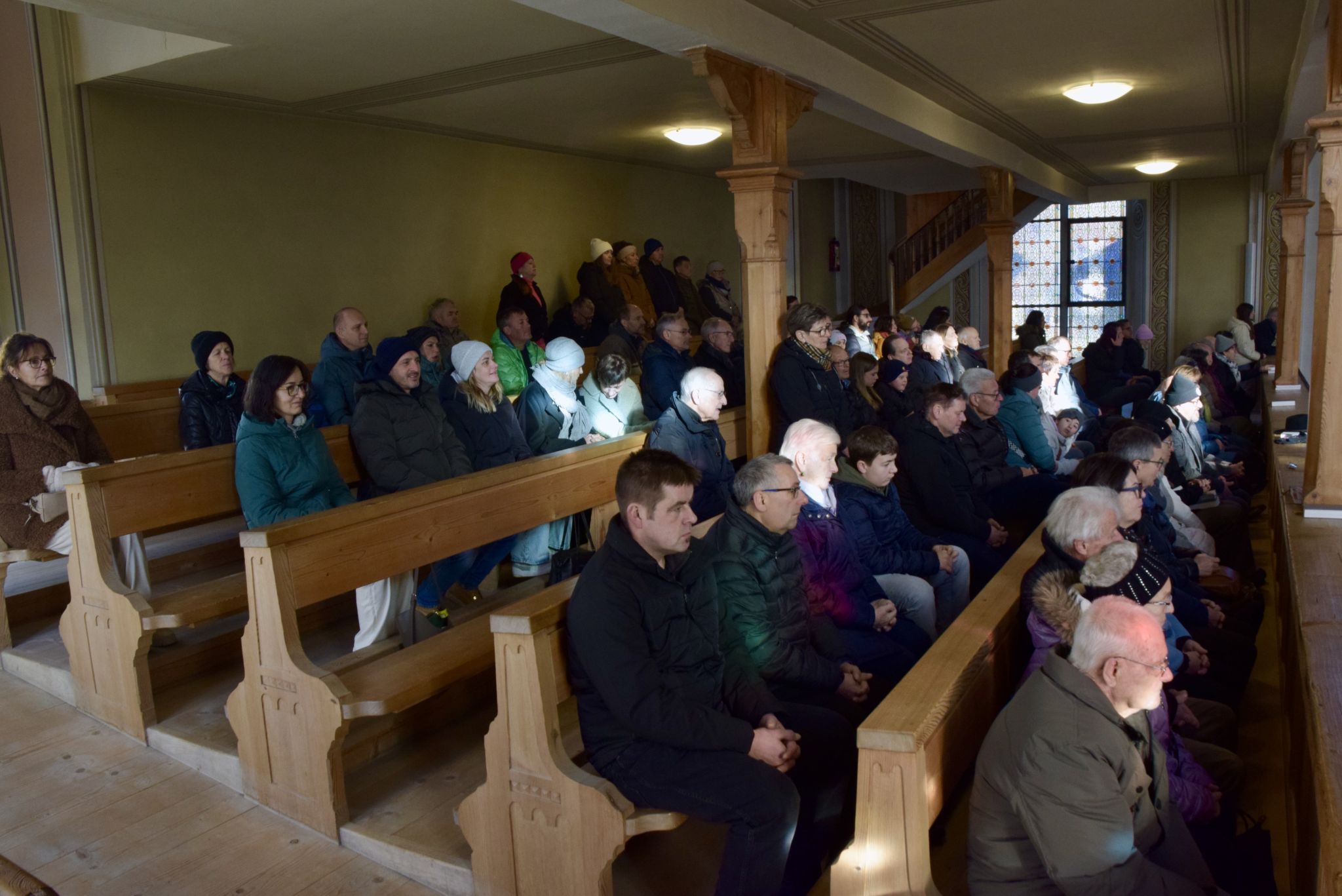Gläubige auf der Empore des Schrunser Münsters anlässlich der Messfeier mit Patrozinium und Glockenweihe.