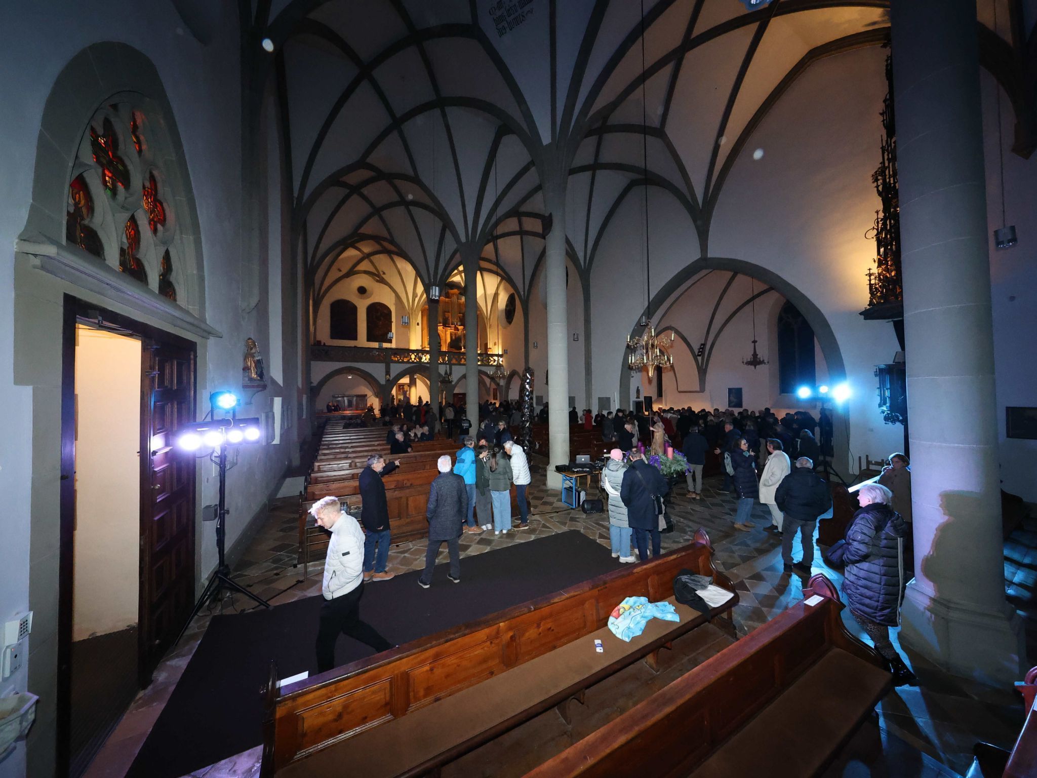 In der Pause gab es Punsch, Glühwein, Buch und CDs.