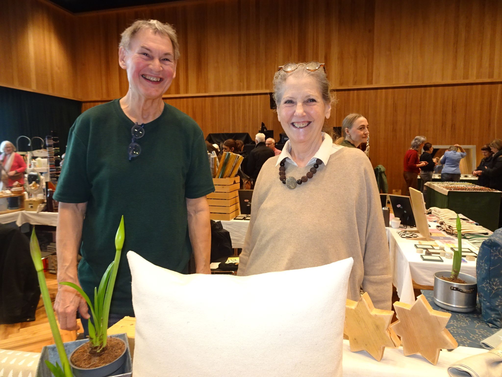 Auch Ulrike Hotz (re.) durfte mit ihren Kreationen nicht auf dem Kunsthandwerksmarkt fehlen. 