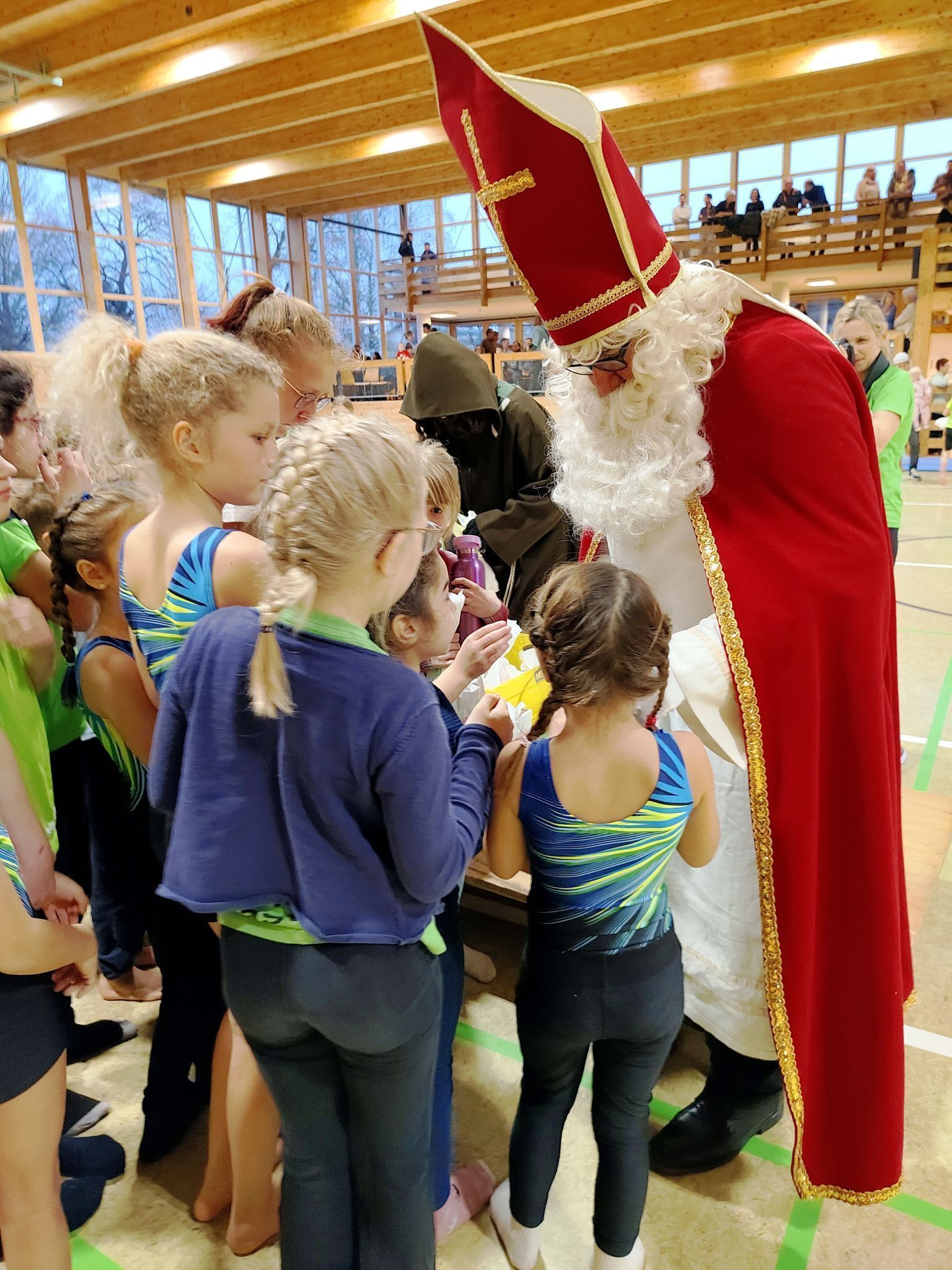 Der Besuch des Nikolaus sorgte beim Schauturnen für leuchtende Kinderaugen.