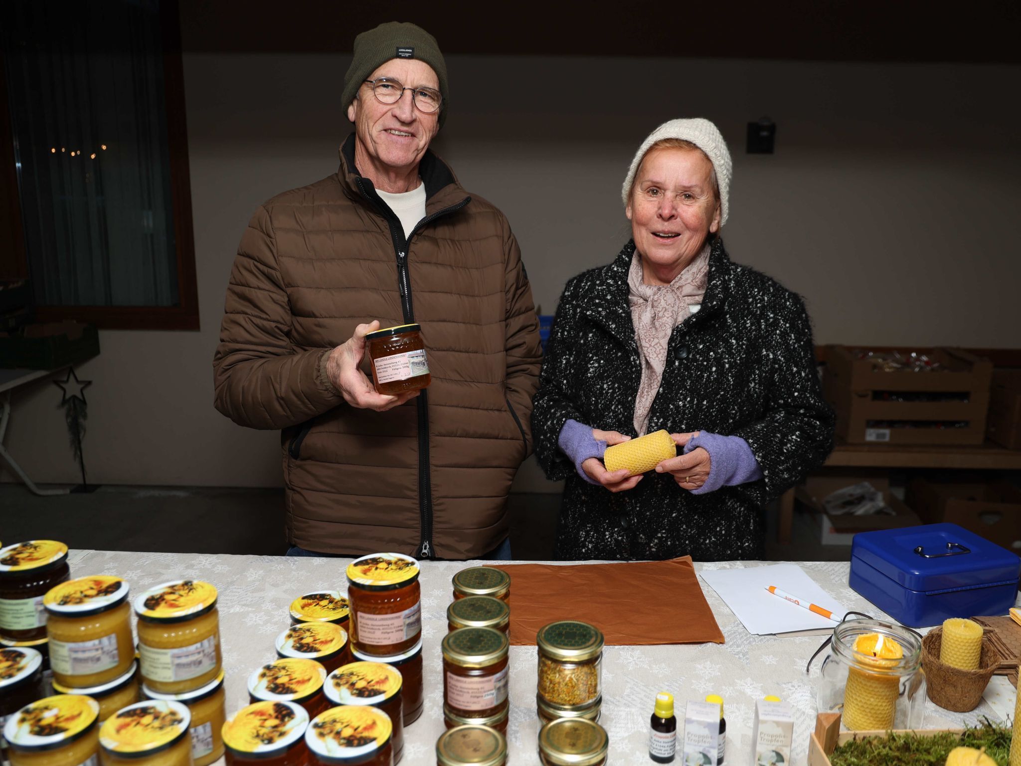 Imker Manfred Joike und Inge.