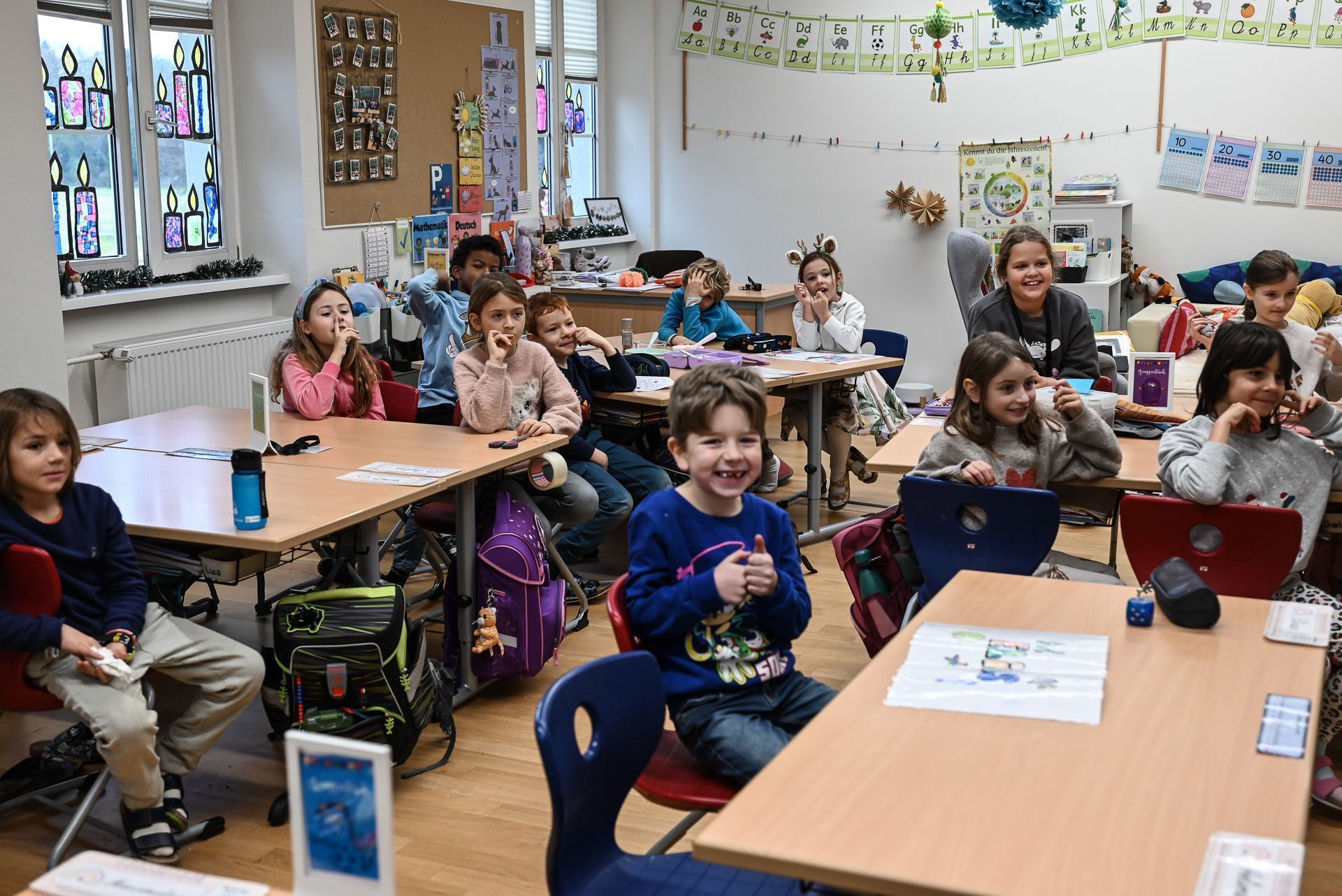 Aufmerksam schauen die Kinder zu, was Bobby macht.