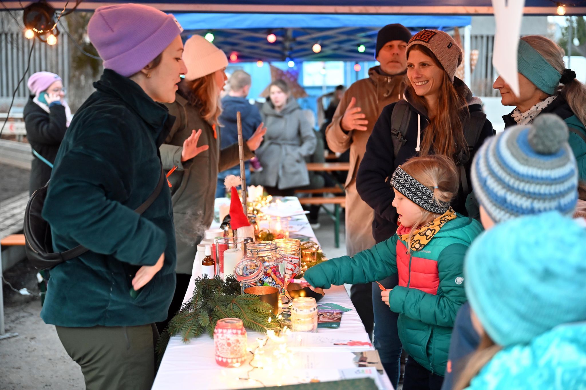 Viele Familien nutzten das Lichterfest für einen gemeinsamen vorweihnachtlichen Abend.