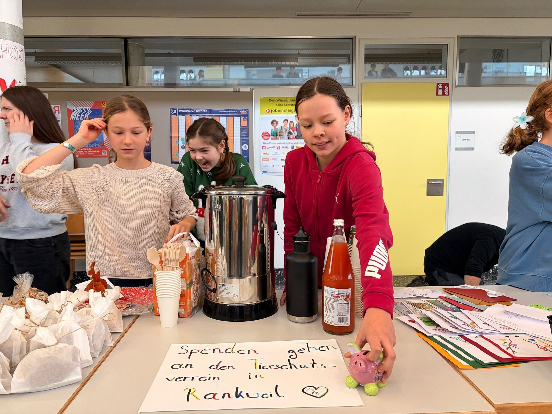 Neben vielen selbstgemachten schönen Sachen haben die Kinder auch an Spendenkassen gedacht. Denn es gilt: So viel als möglich für die Tiere zu sammeln. 