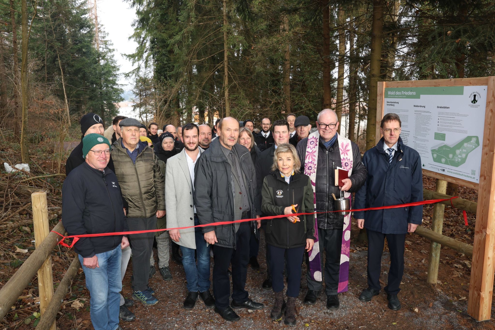 Das band schnitt Claus Kergels Gattin Erika durch.