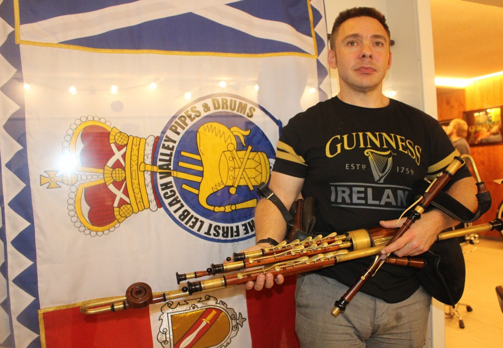 „Nebenbei“ widmet sich Horst Fechtig auch dem irische Dudelsack, der als Uilleann Pipes bezeichnet wird. Anders als der schottische wird dieser durch die Luftzufuhr per Blasebalg, der mit dem Ellbogen bedient wird geblasen.