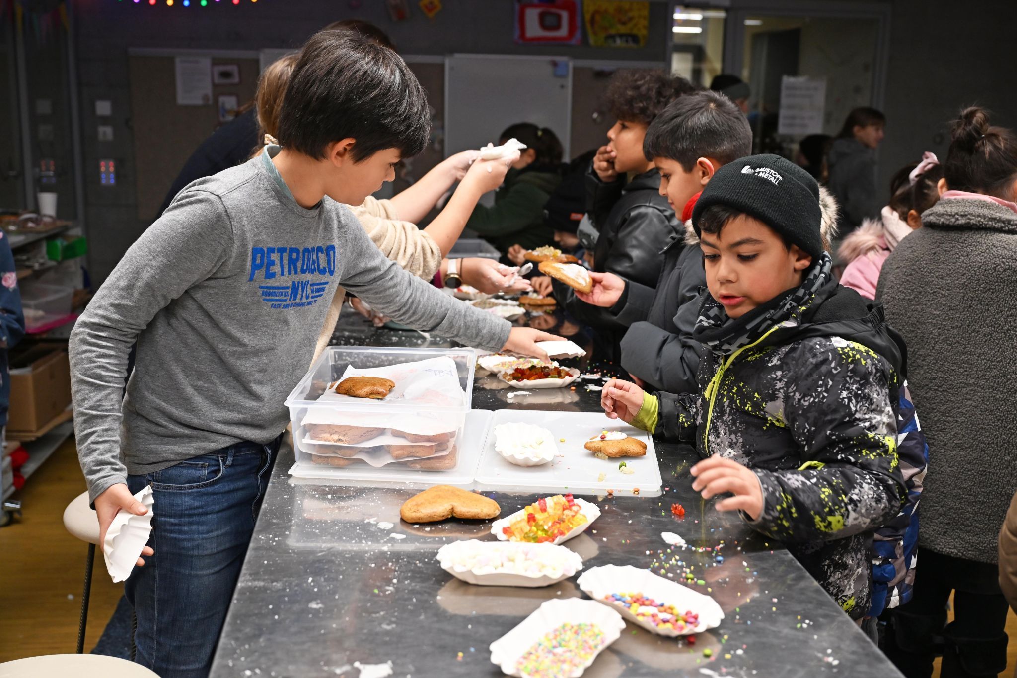 Mit viel Liebe zum Detail wurden die von der HLS gebackenen Lebkuchenherzen von den Kindern verziert.