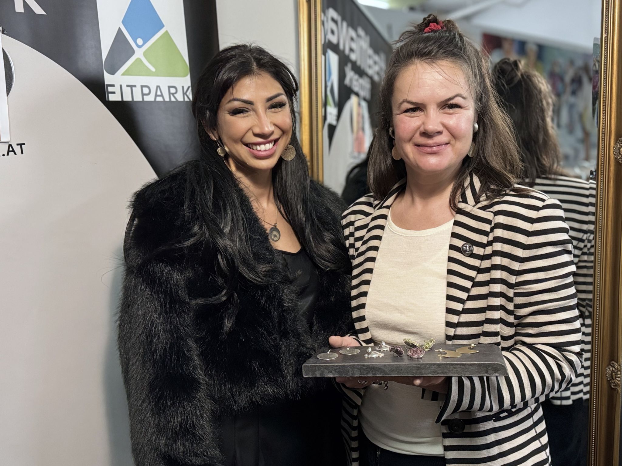 Neci Lutz mit Schmuck-Künstlerin Rebecca Grass.