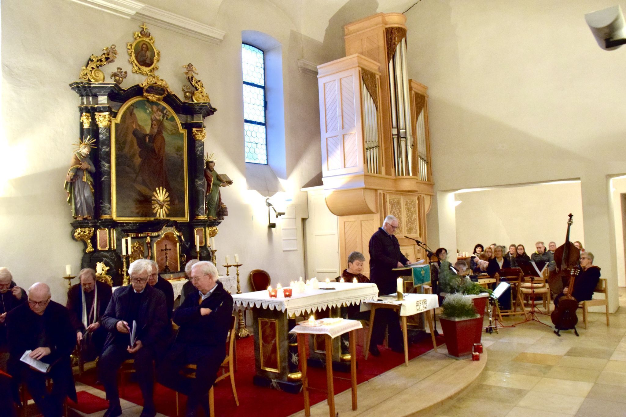 Die musikalische Adventstunde in der Pfarrkirche St. Anton im Montafon gelang bestens. Moderiert hatte Heinz Seeburger.