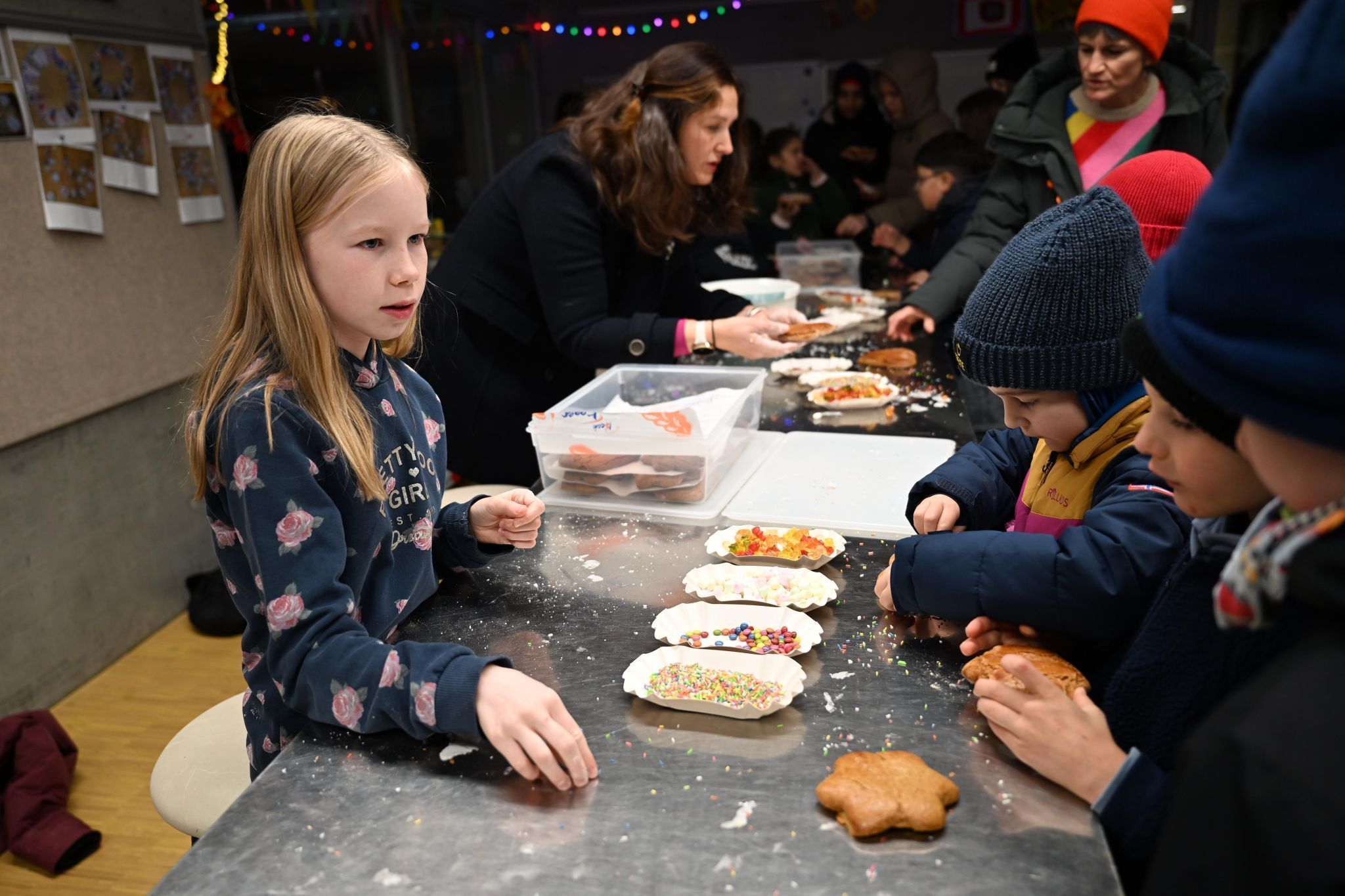 Rund 300 Lebkuchenherzen hatten die Schülerinnen der benachbarten HLS für das Lichterfest vorbereitet.