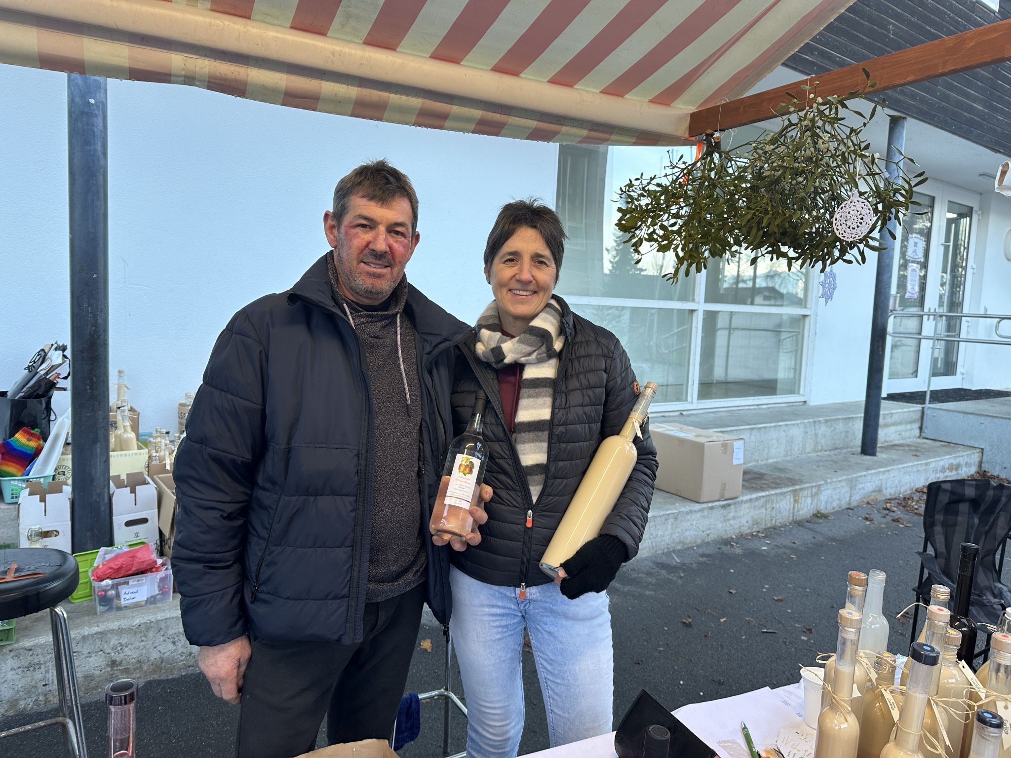 Manfred und Beate Ströhle waren traditionell mit Schnäpsen und Likören vertreten