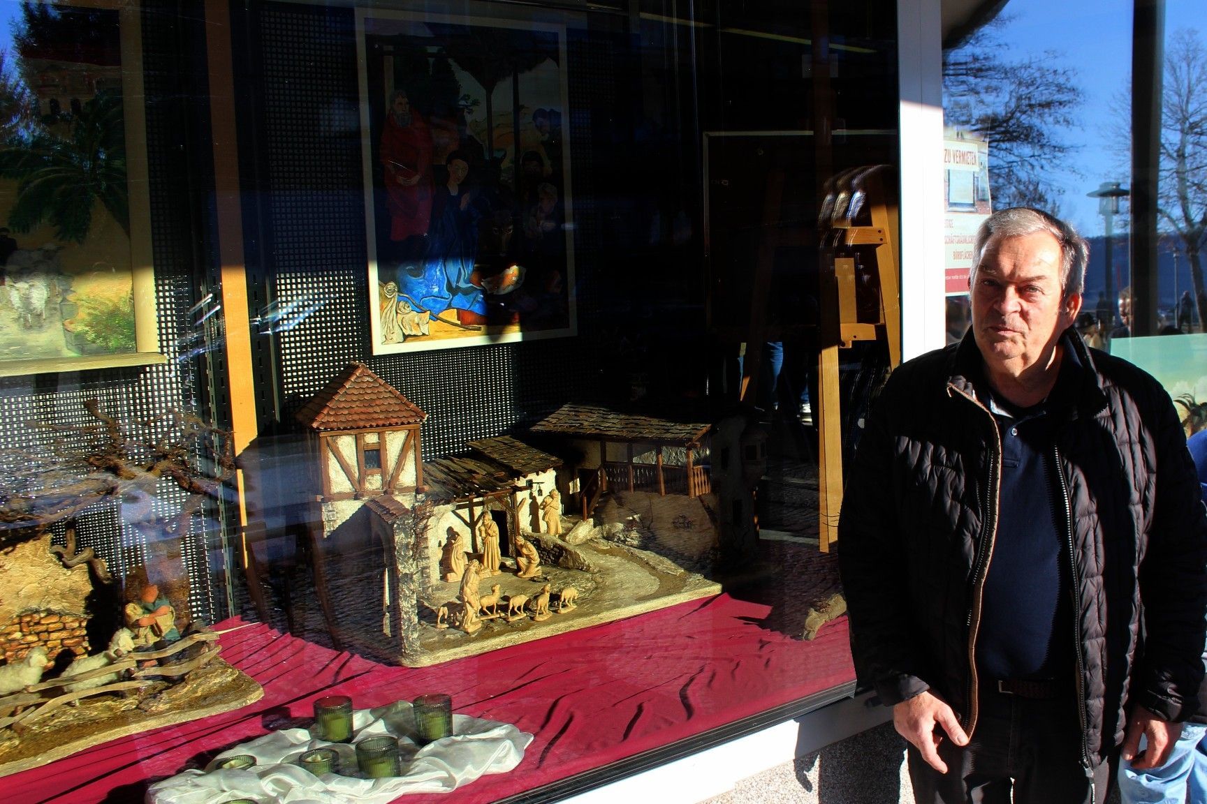 Thomas Wörndle ist nicht nur seit vielen Jahren leidenschaftlicher Maler, er ist auch Krippenbauer und ergänzt die Ausstellung – so wie einige andere Arge-Mitglieder – mit seinen Krippele.