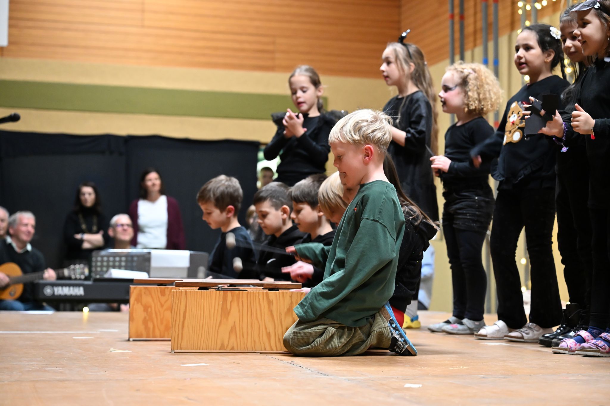 Mit ORFF-Instrumenten begleiteten die Kinder ihre musikalischen Beiträge bei der Weihnachtsfeier.