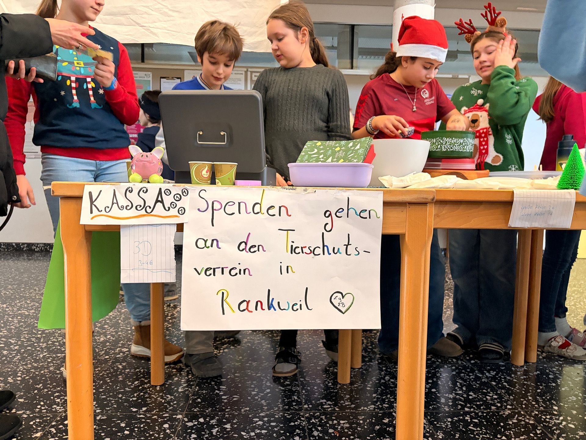 Die Schüler haben an alles gedacht und auch am Stand informiert, wofür sie diesen Stand ins Leben gerufen haben. 