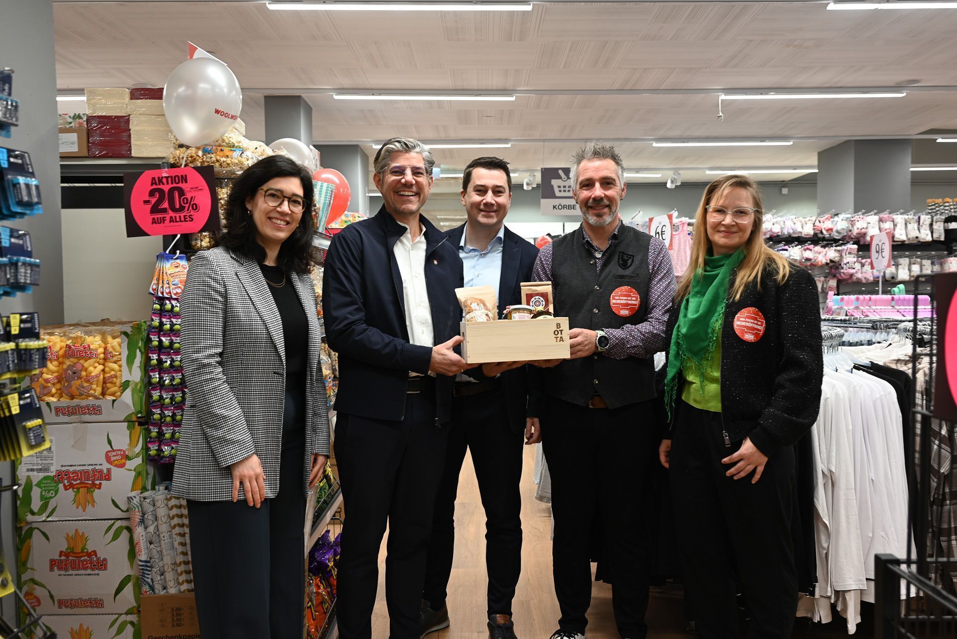 Theresa Braun (Lustenau Marketing), Gemeinderat Simon Ender und Bürgermeister Patrick Wiedl gratulierten Alexander Schranz und Evelyn Svetits zur Woolworth-Eröffnung in Lustenau.
