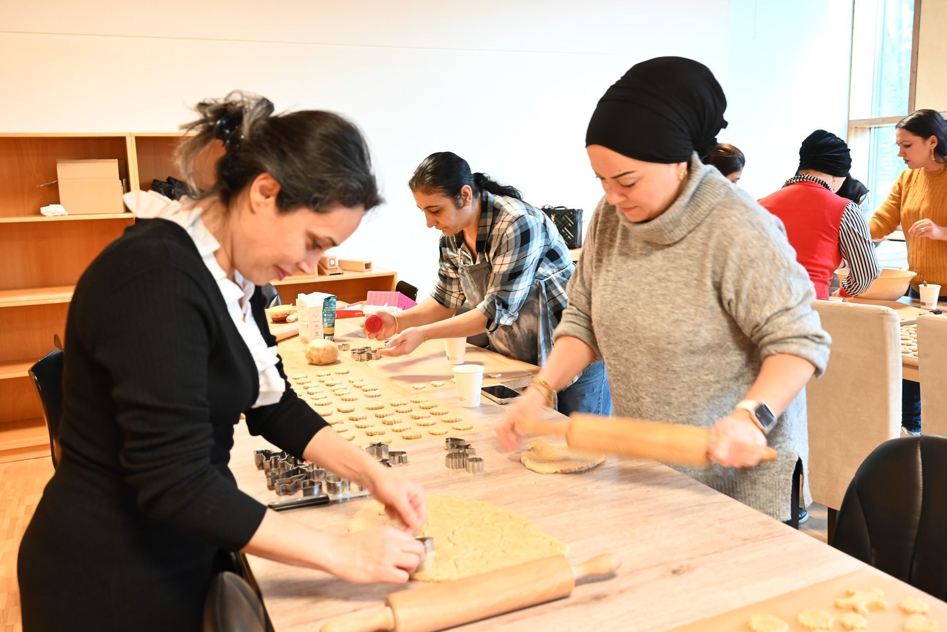 Zusammen haben die Frauen einen ganzen Vormittag Weihnachtskekse gebacken.