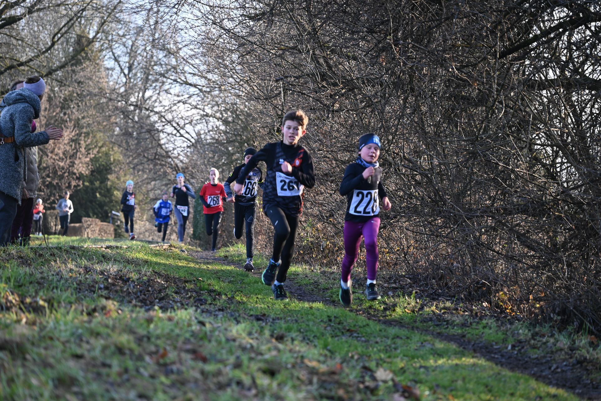 Vor dem Ziel werden die Läufer kräftig angefeuert.