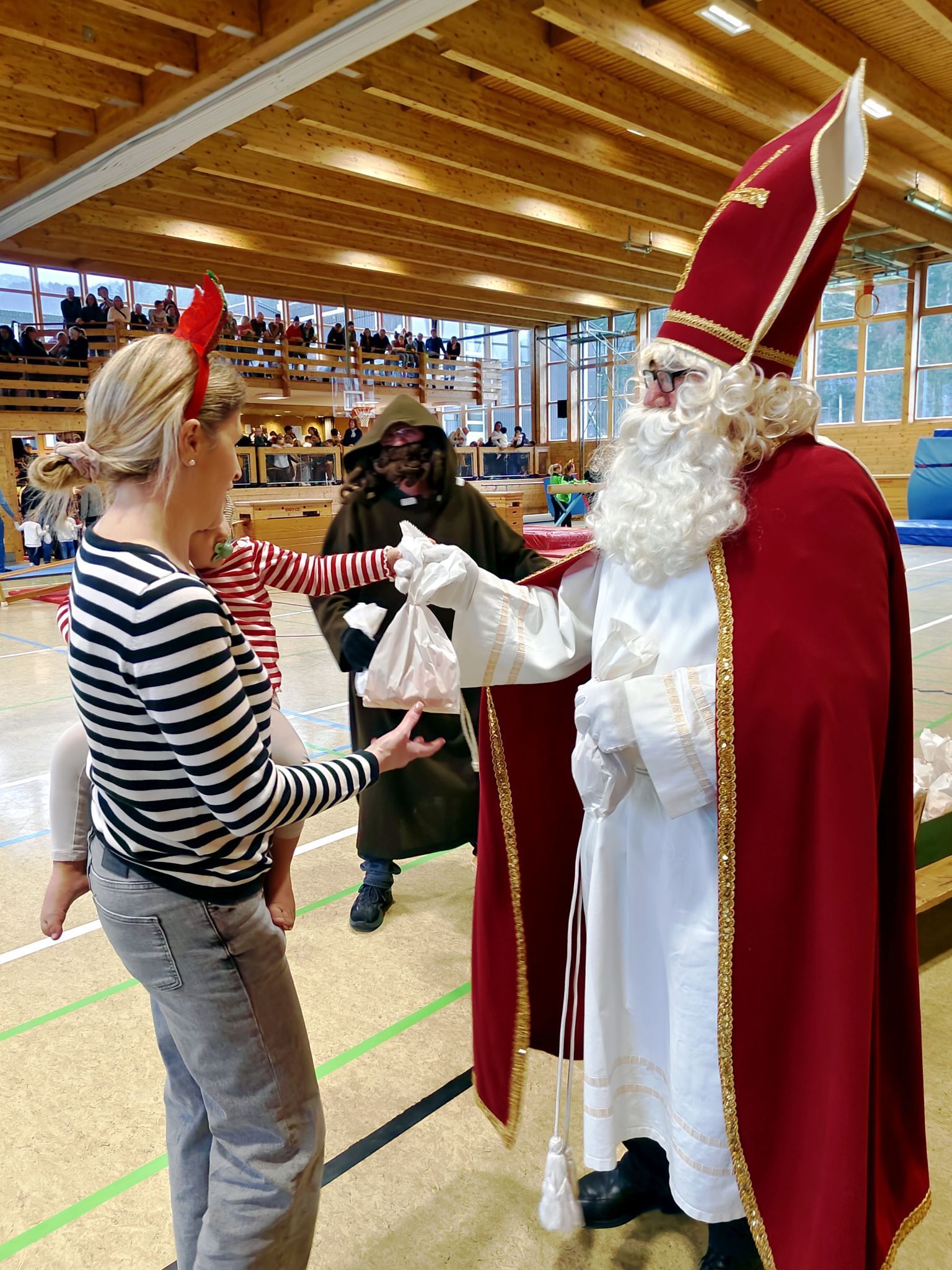 Belohnung nach der Vorführung: Die Kleinsten durften als Erste ihr Sackerl beim Nikolaus abholen.