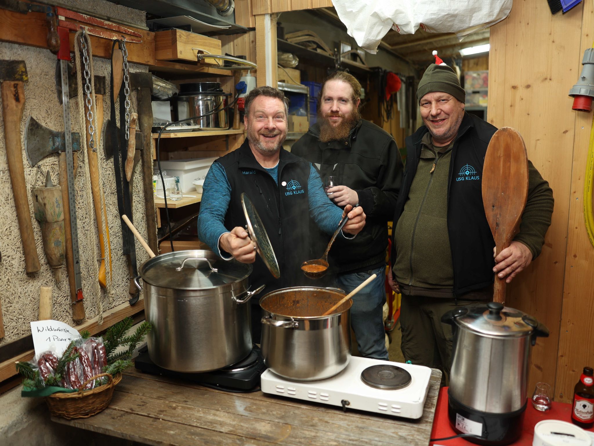 Harald Brechelmacher, Stefan Gut und Jürgen Ludescher an den Suppentöpfen.