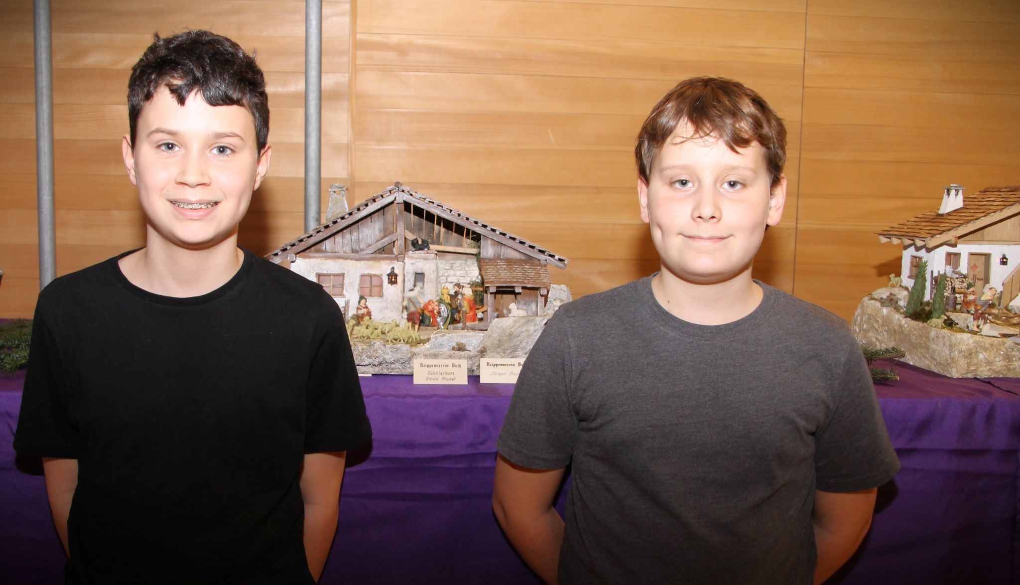 David und Felix zeigten stolz ihre Kinderkrippen.