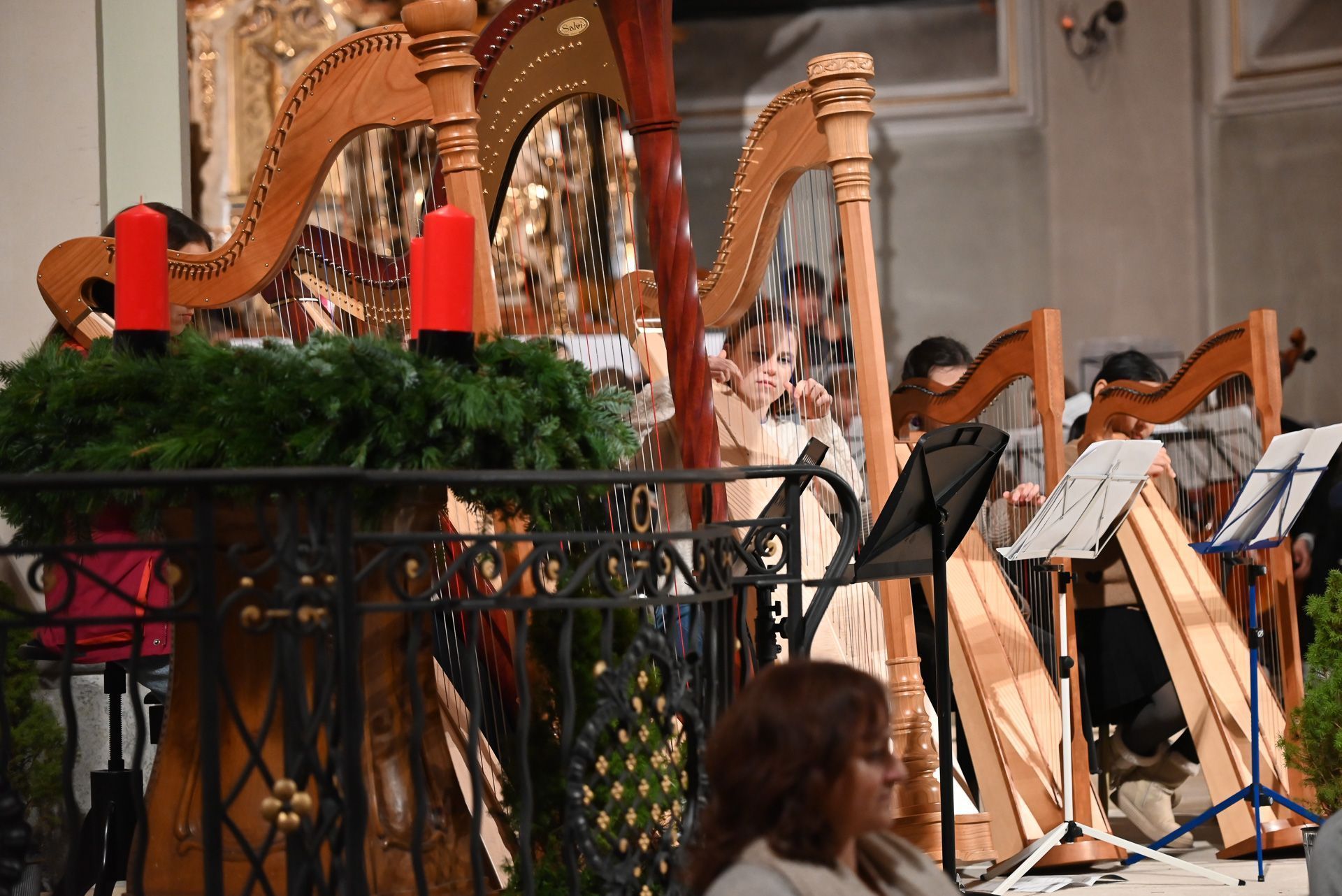 Das Harfenensemble von Lehrerin Sophie Grimmel brachte festliche Stimmung in die Kirche.
