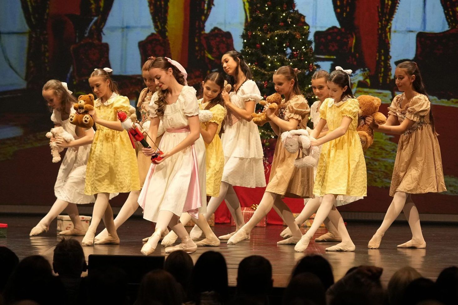 Die Tänzerinnen und Tänzer der Dance Art Company zeigten eine stimmungsvolle Szene ihrer Weihnachtsshow.