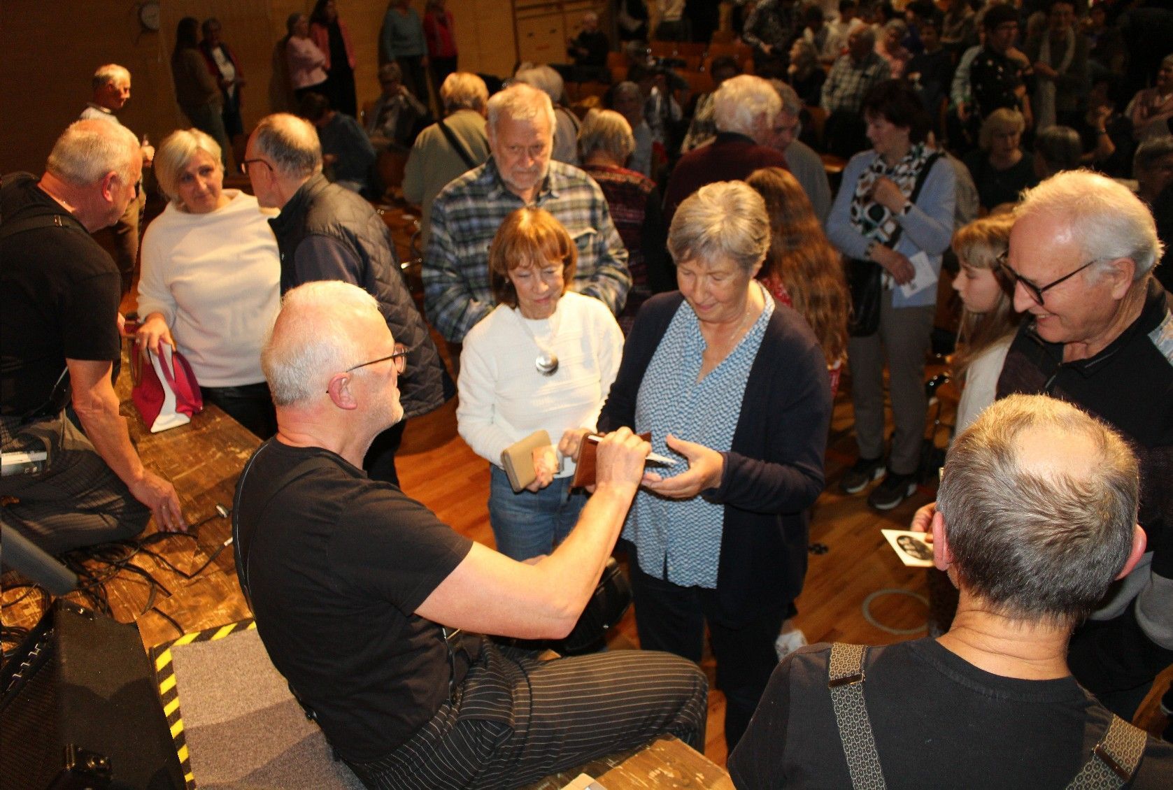 Anstehen für CD samt Autogrammen von Hanskaspas Enkeln.