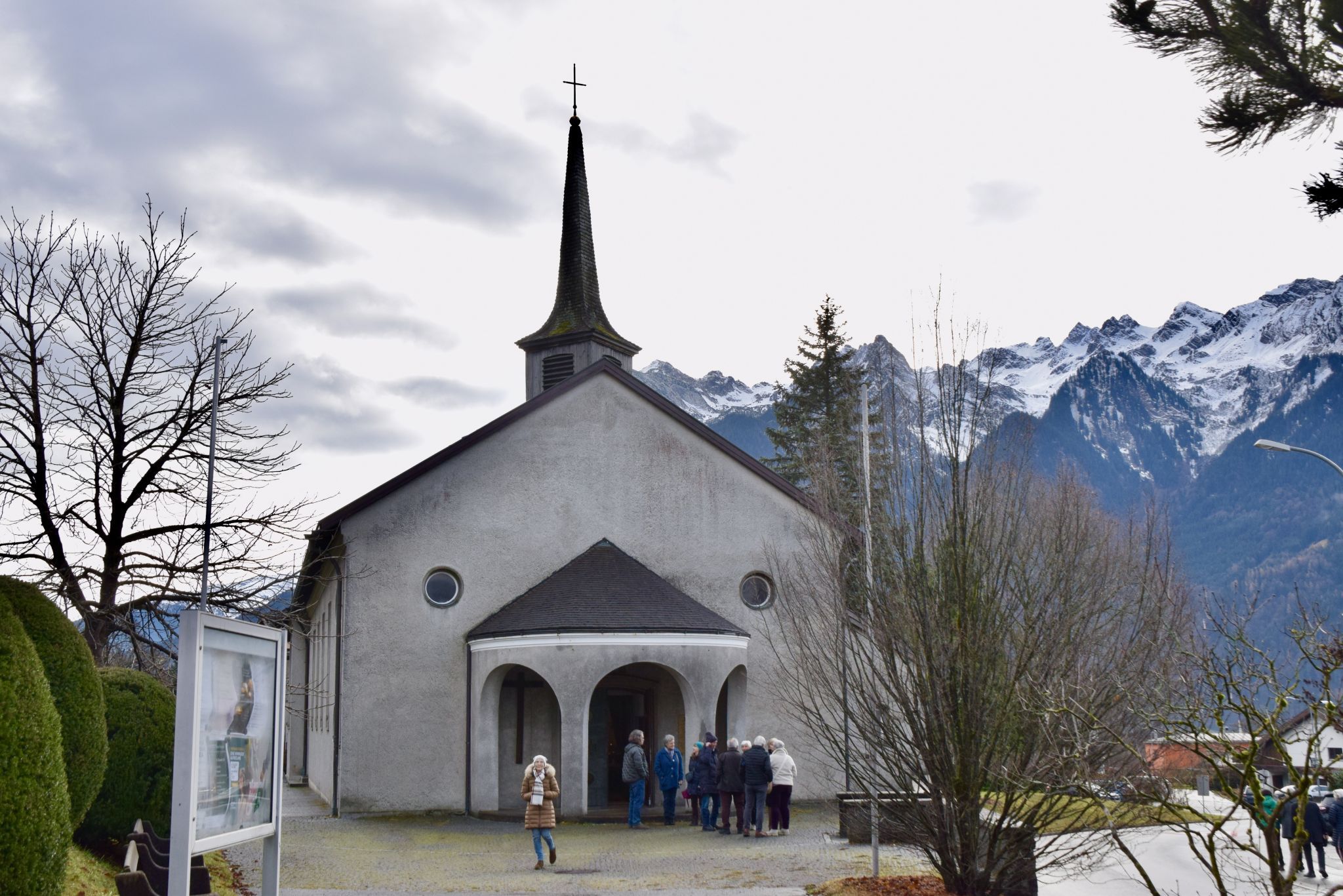Die Pfarrkirche Herz-Mariae ist auch als Fatimakirche bekannt. Nach dem Zweiten Weltkrieg wurde sie auf dem Grundstück der Familie von Monsignore August Wachter errichtet.