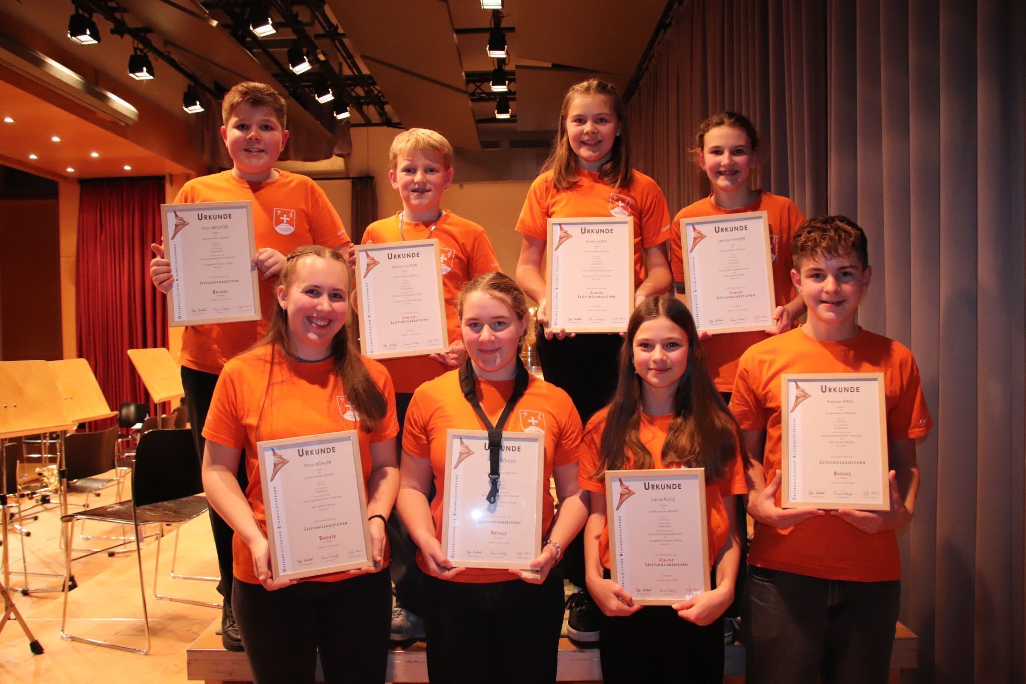 Stolz präsentierten die Jungmusikanten ihre Urkunden. (Foto: NAM)